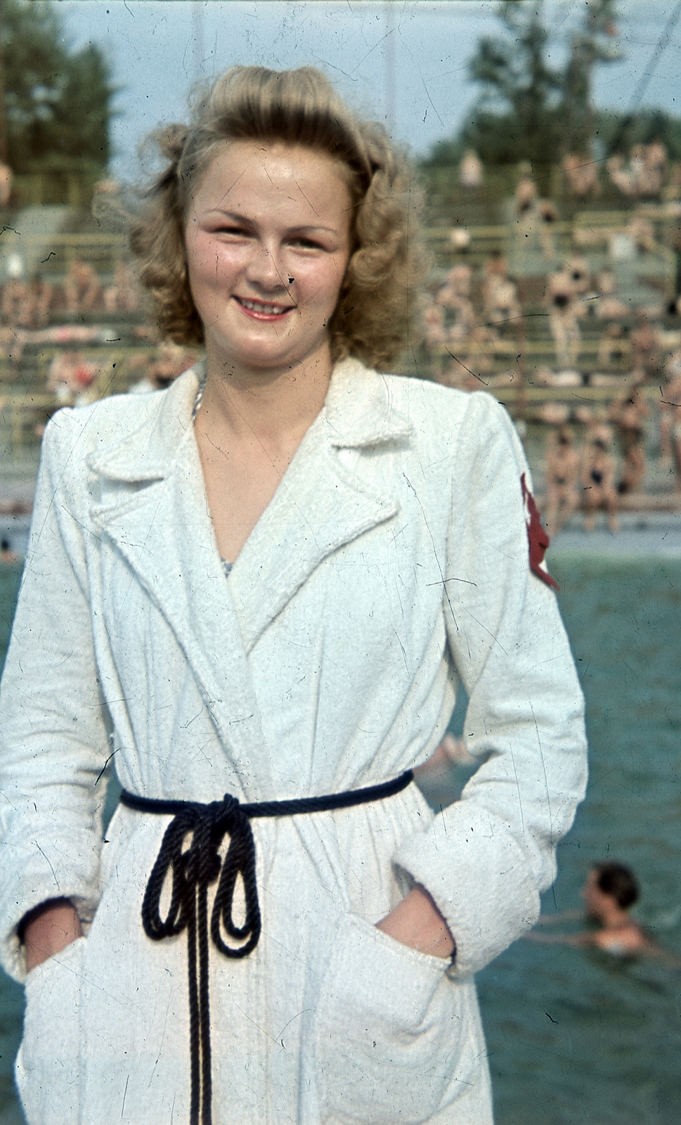 Magyarország, Margitsziget, Budapest, Hajós Alfréd Nemzeti Sportuszoda., 1938, Selmeczi Levente, fürdőzés, nyár, köntös, színes, Fortepan #152889