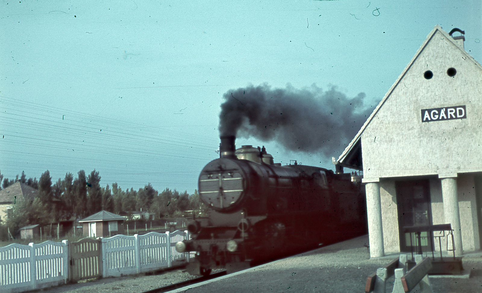 Hungary, Agárd, vasútállomás., 1940, Miklós Lajos, steam locomotive, colorful, MÁV Class 302, railway fence, place-name signs, DSA 109 series, Fortepan #152895