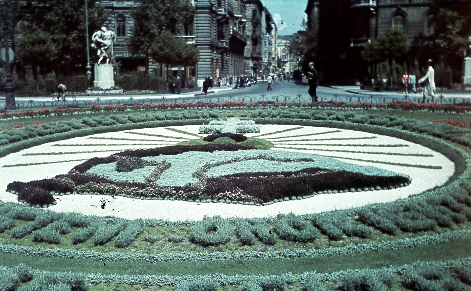 Hungary, Budapest V., Szabadság tér, irredenta emlékhely virágokból, szemben a Honvéd utca. Az Irredenta szoborcsoportból balra az »Észak« (Kisfaludi Strobl Zsigmond, 1921.), jobbra a »Kelet« (Pásztor János, 1921.)., 1940, Miklós Lajos, colorful, Budapest, double crest, flower clock, map, sculpture, Fortepan #152897