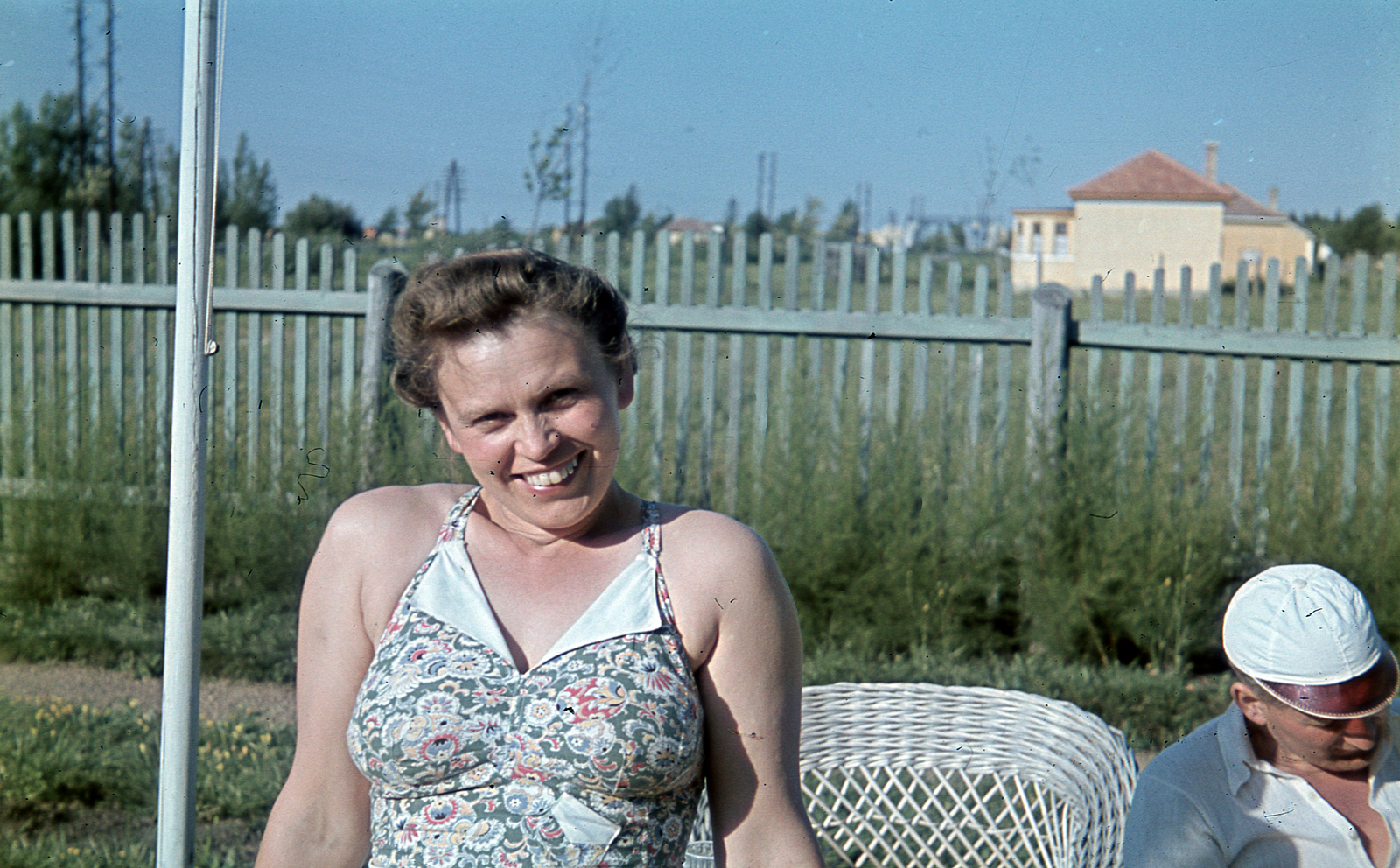 Hungary, Agárd, Vasút utca 33., 1940, Miklós Lajos, portrait, colorful, garden, wicker chair, smile, lath fence, lady, Fortepan #152905