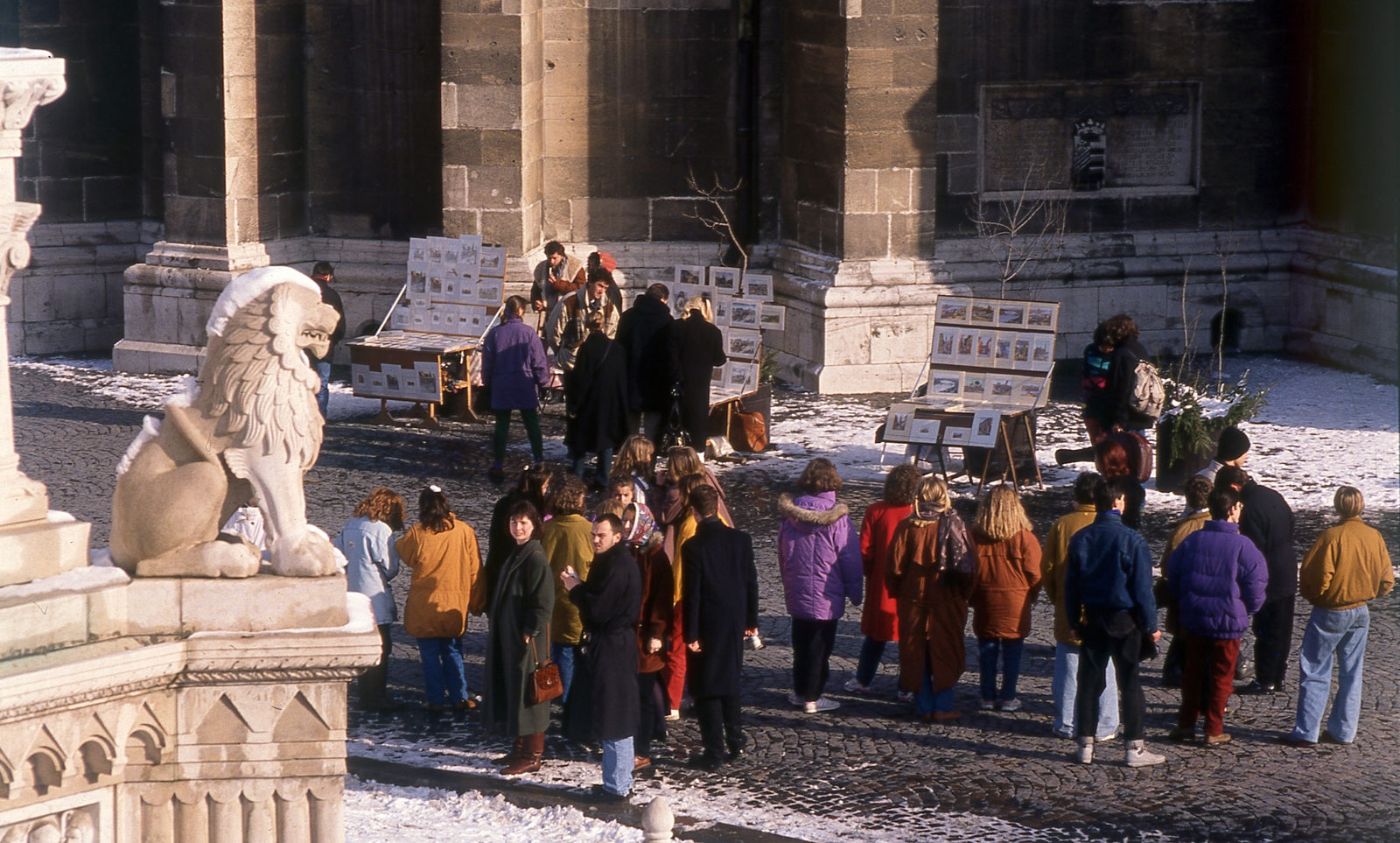 Magyarország, budai Vár, Budapest I., Szentháromság tér a Halászbástya és a Mátyás-templom között, balra Szent István szobrának talapzata., 1989, Kölcsényi Zoltán, színes, Budapest, Fortepan #152912