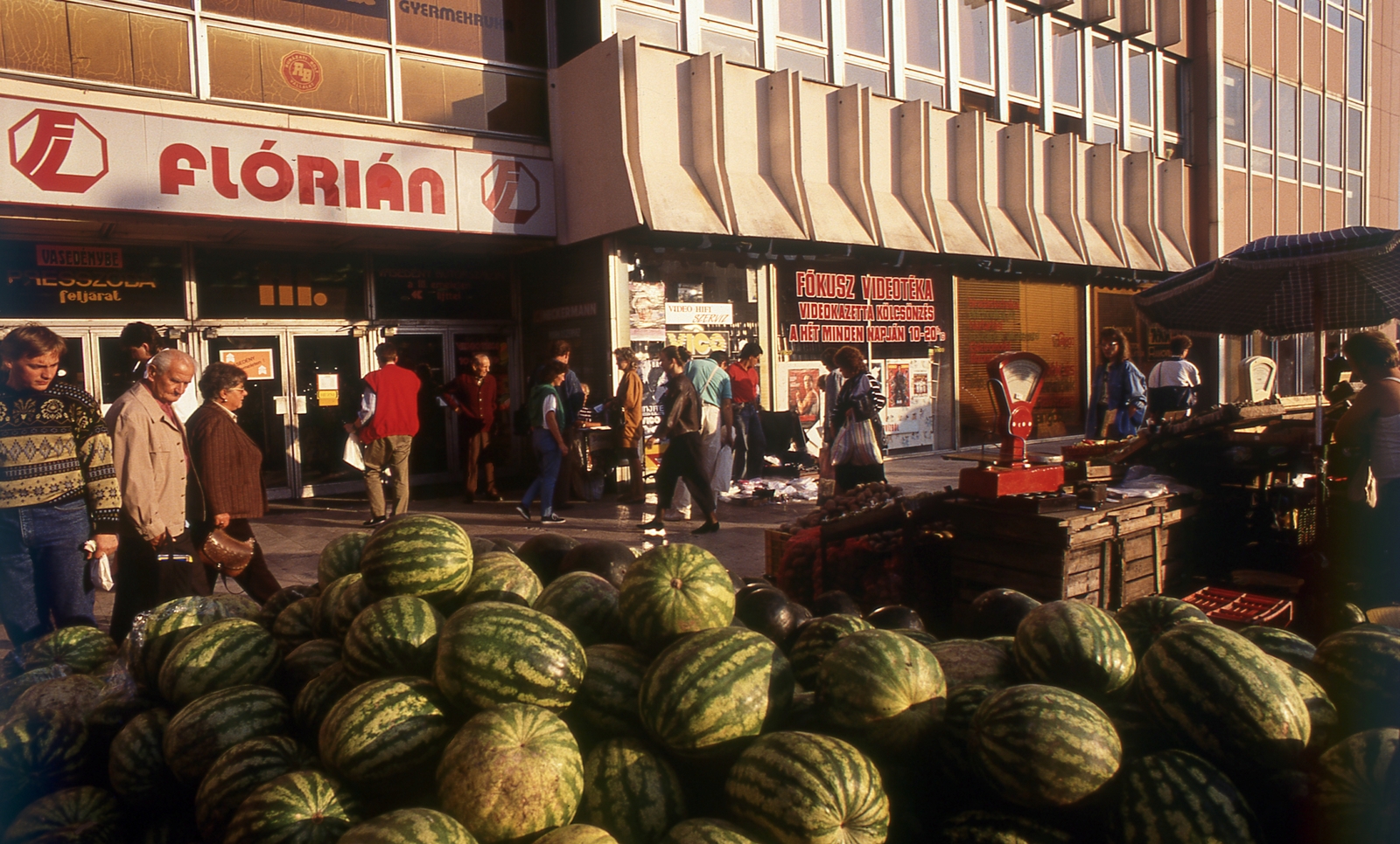 Hungary, Óbuda, Budapest III., Flórián tér, dinnyeárus a Flórián üzletközpont mellett., 1990, Kölcsényi Zoltán, colorful, sunshades, melon, Budapest, scale, Fortepan #152922