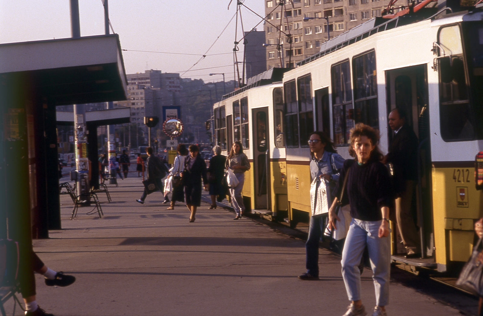 Hungary, Óbuda, Budapest III., Flórián téri villamosmegálló, háttérben a Vörösvári úti lakótelep házai., 1990, Kölcsényi Zoltán, colorful, Budapest, Fortepan #152928