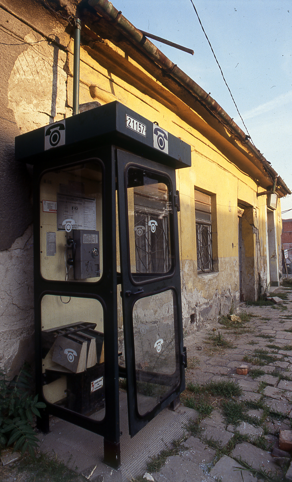 Magyarország, Óbuda, Budapest III., telefonfülke a Bécsi út 63. számú ház előtt., 1989, Kölcsényi Zoltán, színes, Budapest, Fortepan #153035