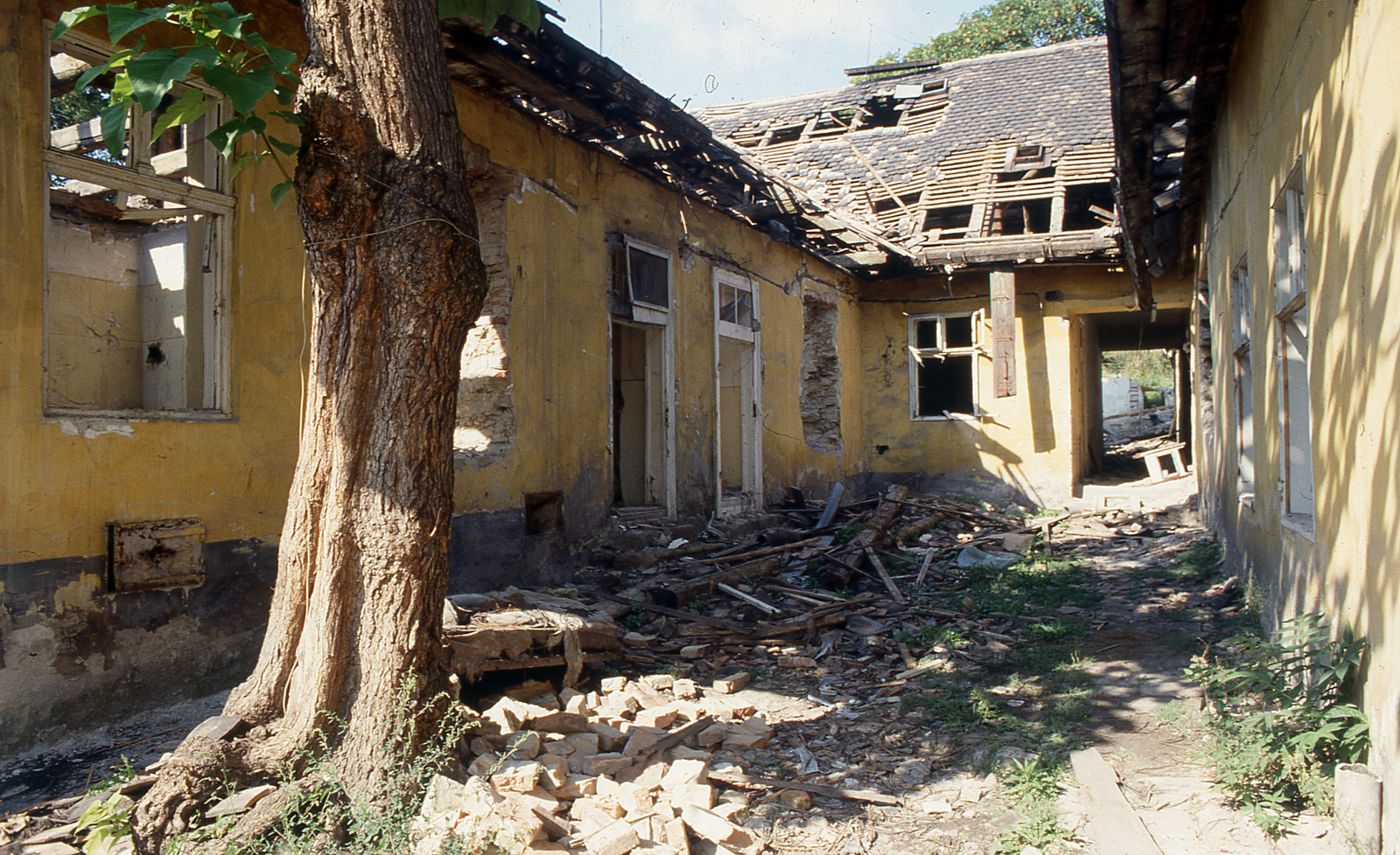 Magyarország, Óbuda, Budapest III., Bécsi út, a 38. számú ház bontása., 1989, Kölcsényi Zoltán, színes, Budapest, sitt, Fortepan #153038