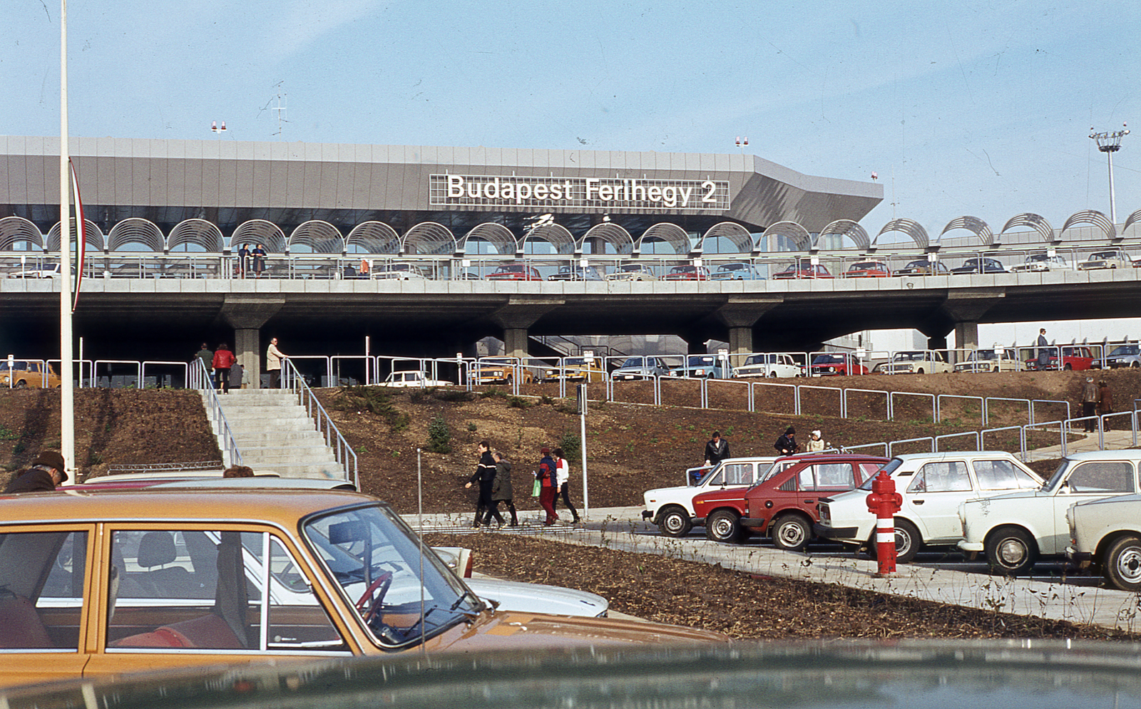 Magyarország, Ferihegyi (ma Liszt Ferenc) repülőtér, Budapest XVIII., 2-es terminál, parkoló., 1989, Kölcsényi Zoltán, színes, tűzcsap, Budapest, Fortepan #153045