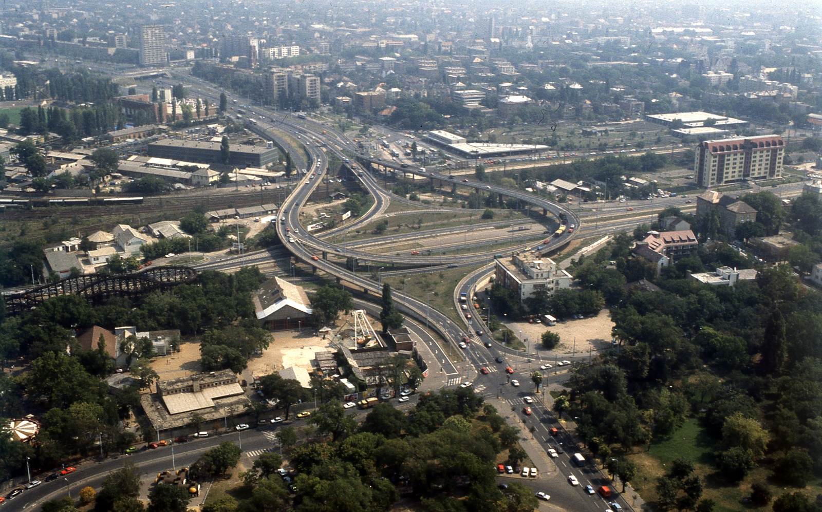 Magyarország, Budapest XIV., légifotó, a középpontban a Kacsóh Pongrác úti felüljátó és a Hungária körút. Balra a Vidámpark a hullámvasúttal., 1990, Kölcsényi Zoltán, színes, légi felvétel, Budapest, Fortepan #153079