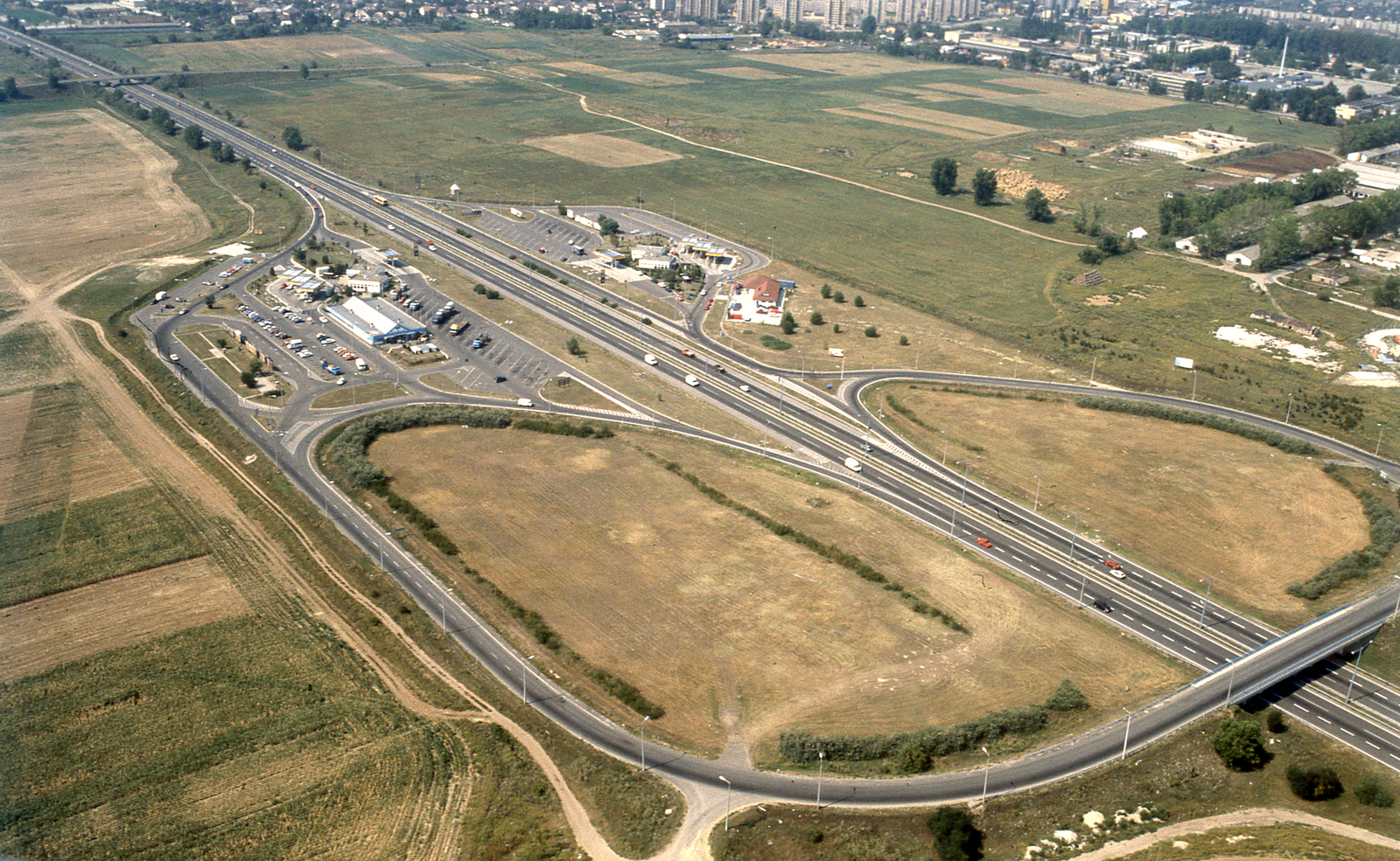 Hungary, Budapest XV., légifotó az M3 autópálya bevezető szakaszáról, a kép legfelső részén a Csobogós utcai lakótelep., 1990, Kölcsényi Zoltán, colorful, aerial photo, Shell-brand, highway, Budapest, Fortepan #153080