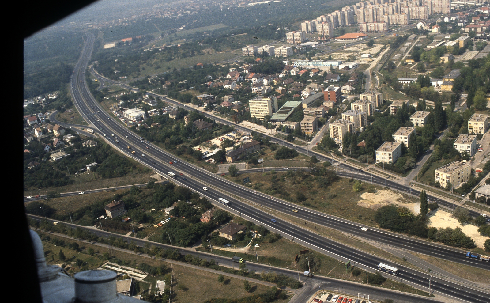 Magyarország, Budapest XI., légifotó az M1-M7 autópálya közös szakaszáról, jobbra a Gazdagréti lakótelep., 1990, Kölcsényi Zoltán, színes, légi felvétel, autópálya, Budapest, Fortepan #153083