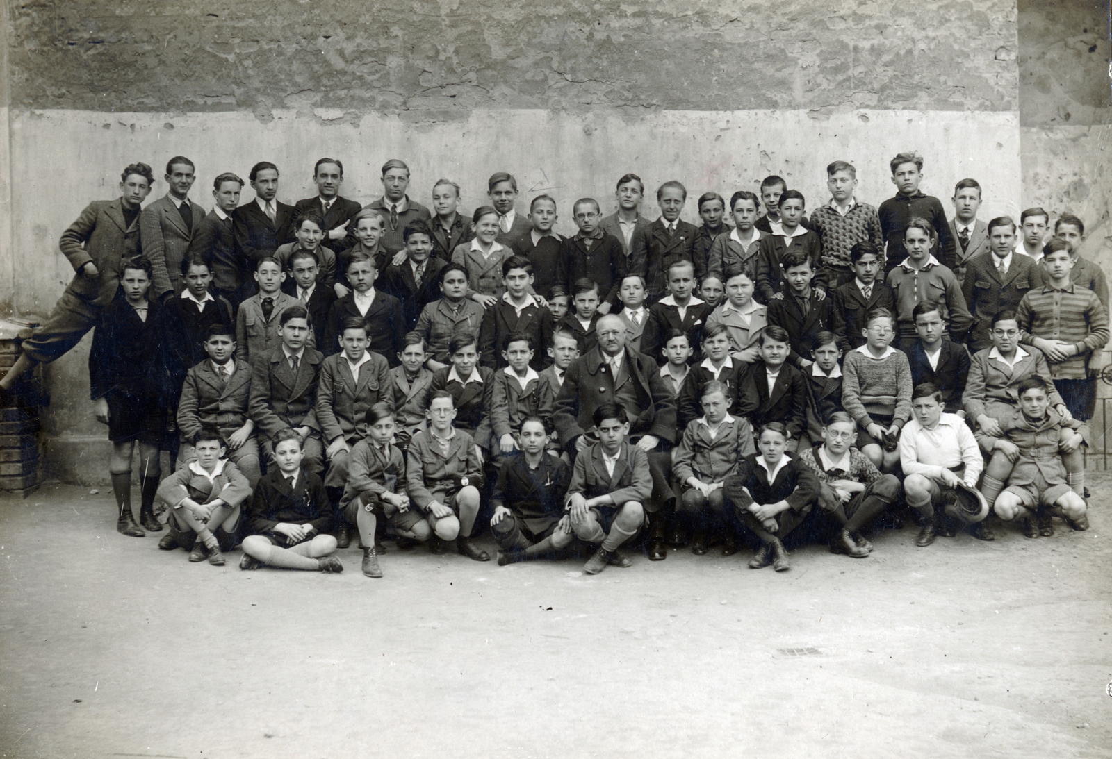 Magyarország, Budapest II., Frankel Leó út (Zsigmond utca) 114., Magyar Királyi Állami Árpád Reálgimnázium (később Budapest III., Nagyszombat utca 19., Árpád Gimnázium), csoportkép egy harmadikos osztályról., 1924, Markus Marianna, osztálykép, Budapest, Fortepan #153106