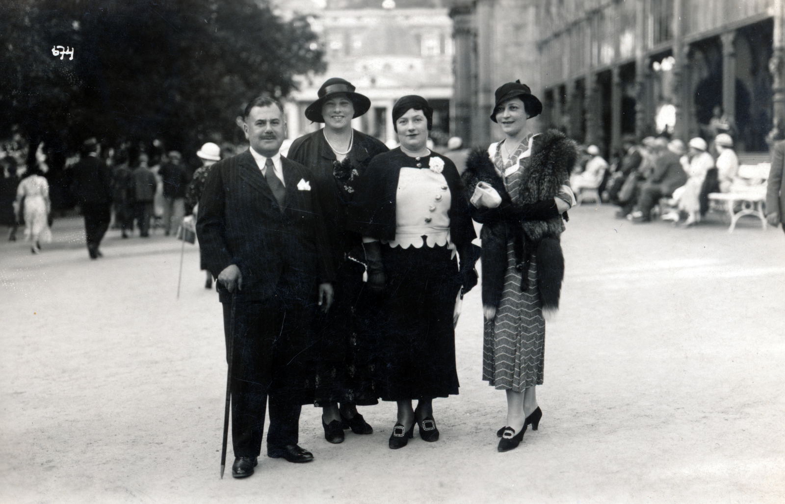 Czech Republik, Mariánské Lázne, Kolonnád., 1930, Somló Cecília, fashion, hat, fur, Fortepan #153179