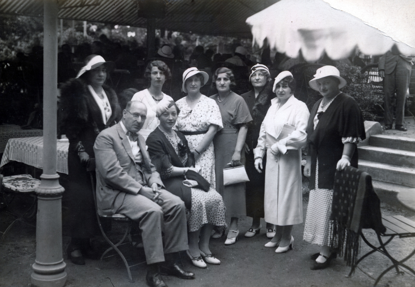 1930, Somló Cecília, divat, kalap, kerthelyiség, retikül, kerti szék, Fortepan #153183