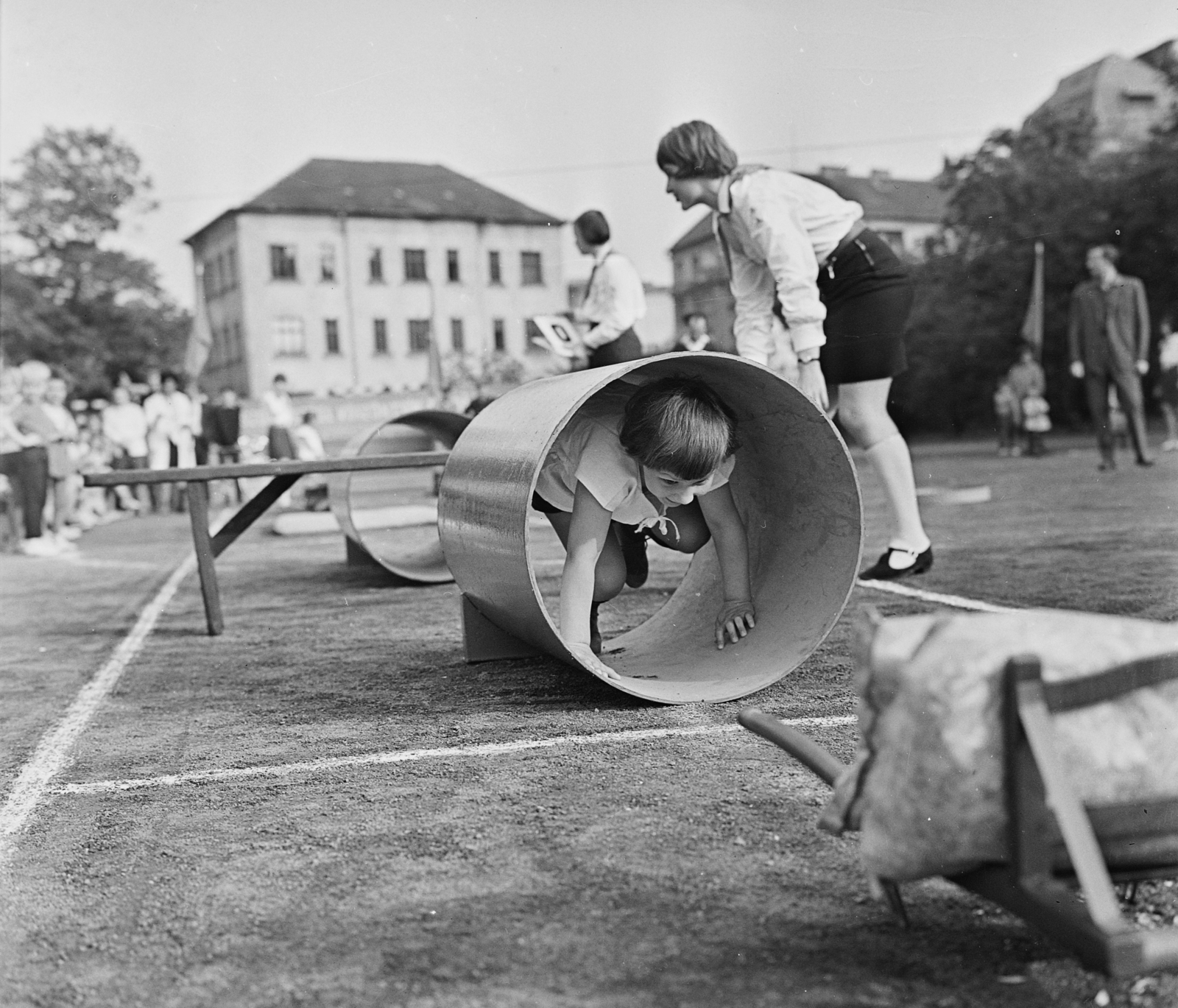 Hungary, Budapest II., Marczibányi tér, Vasas Turbó sporttelep a Lövőház utca felé nézve., 1968, MHSZ, free time, kid, pioneer, obstacle racing, Budapest, Fortepan #15320