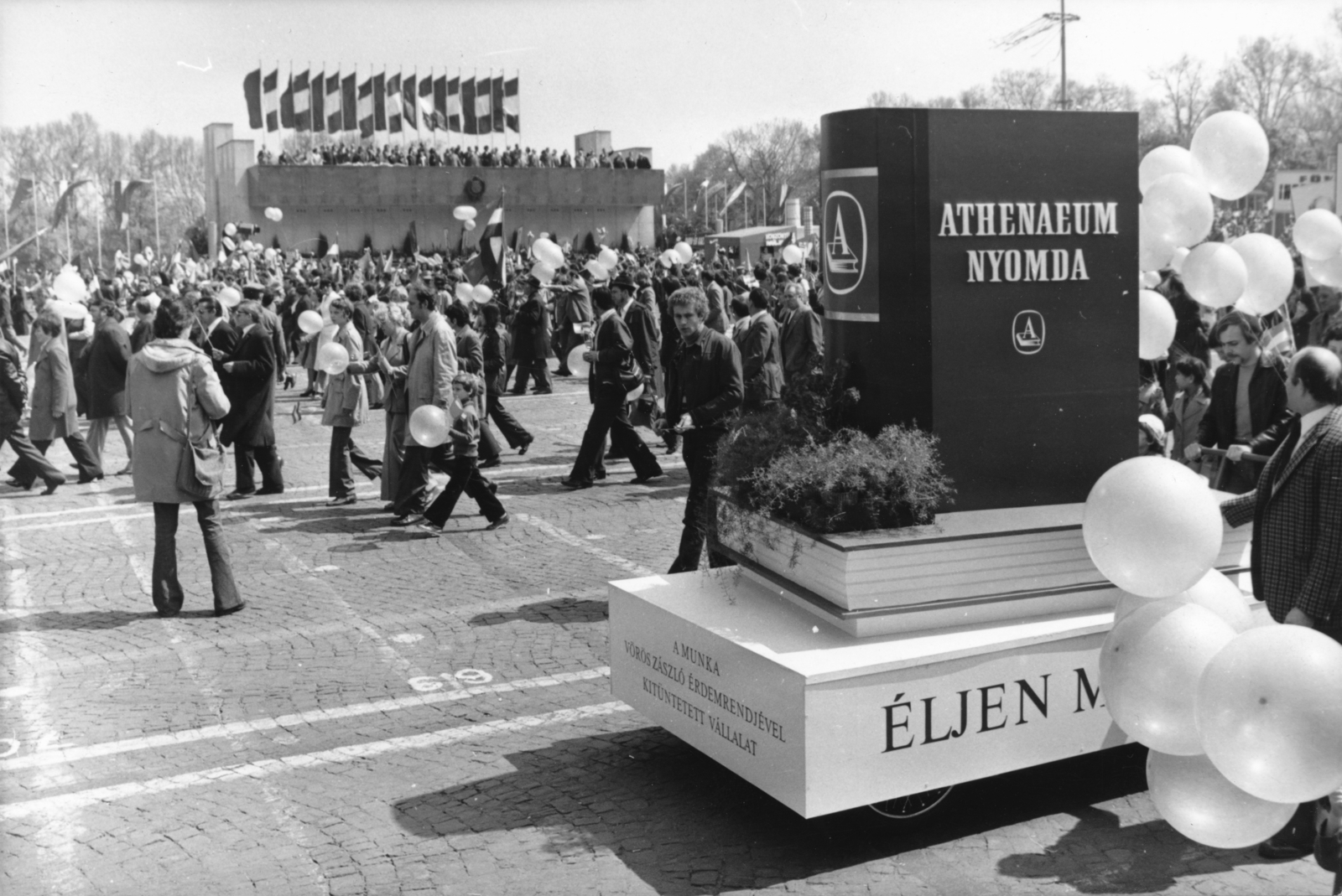 Hungary, Budapest XIV., Ötvenhatosok tere (Felvonulási tér), május 1-i felvonulás. Háttérben a dísztribün., 1976, Székely Tamás, Budapest, ad truck, printing industry, Fortepan #153233