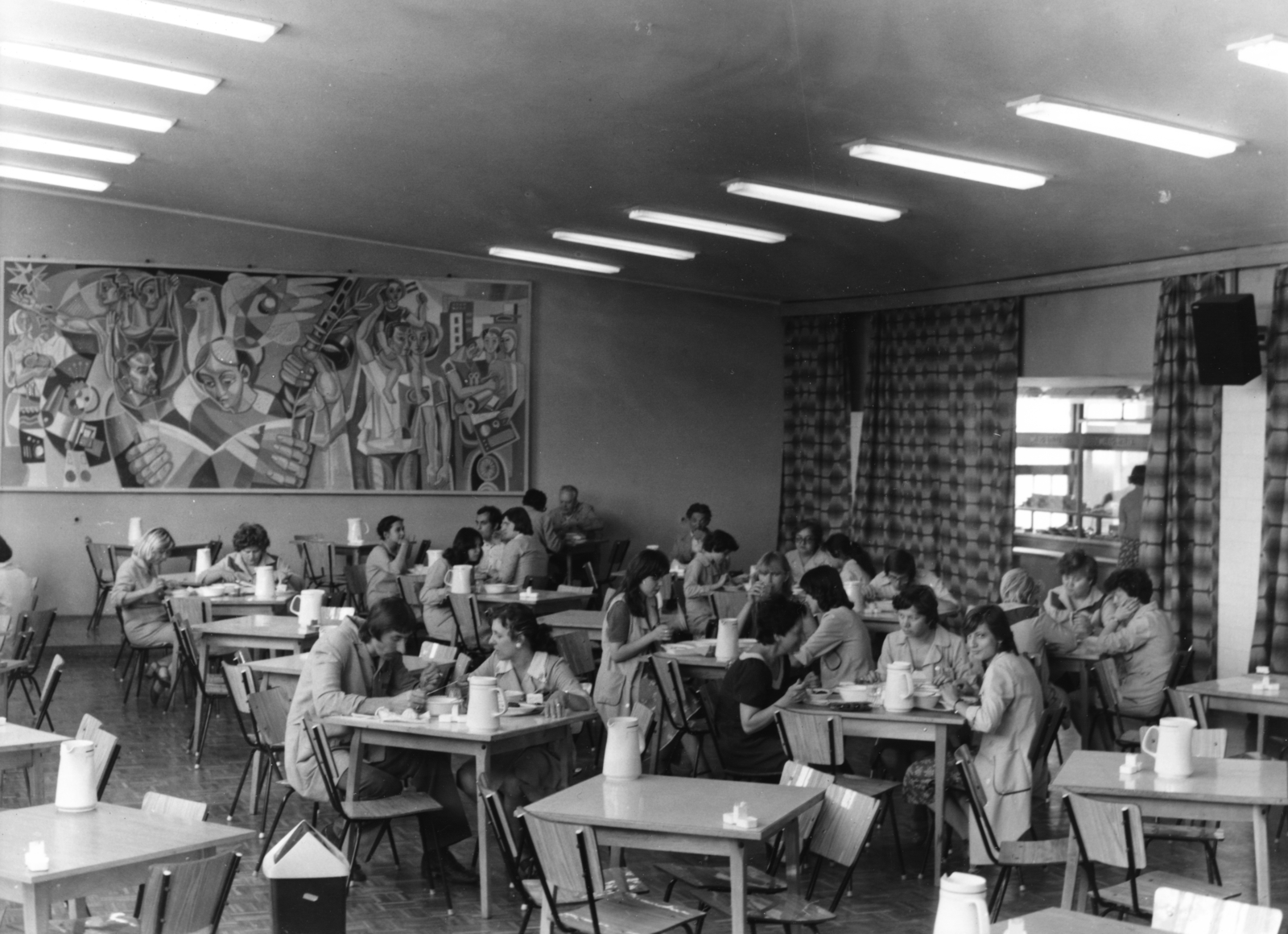 Hungary, Debrecen, Böszörményi út 6., az Alföldi Nyomda étterme, a falon Józsa János festőművész alkotása., 1981, Székely Tamás, canteen, modern art, Fortepan #153277