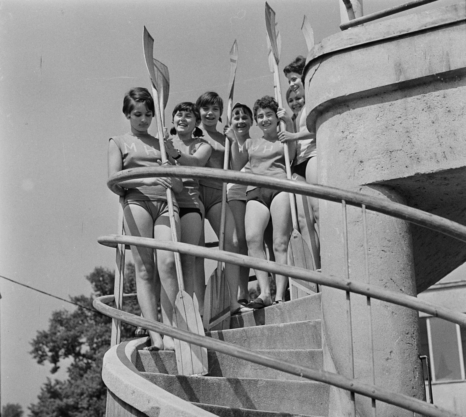 Hungary, Margit Islands, Budapest, Sirály klubház, MHS (Magyar Honvédelmi Sportszövetség)., 1967, MHSZ, youth, kayak, paddle, Fortepan #15328