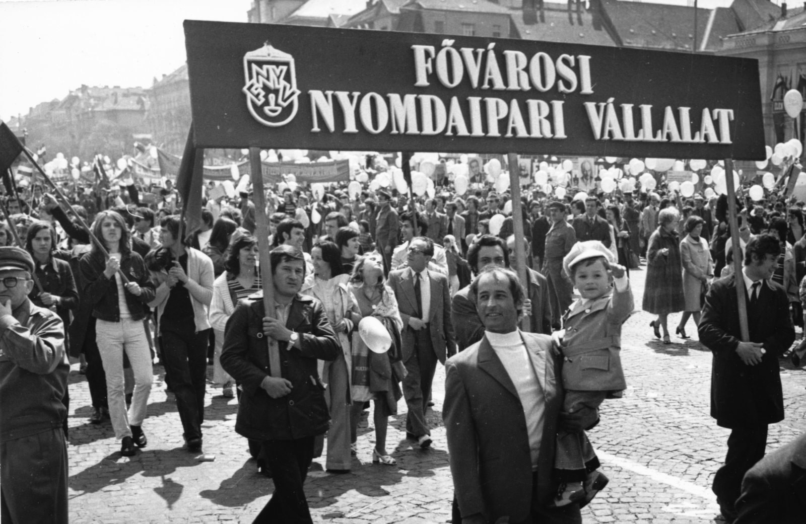 Hungary, Budapest XIV.,Budapest VII., Ötvenhatosok tere (Felvonulási tér), május 1-i felvonulás. Háttérben a Dózsa György út épületei., 1976, Székely Tamás, Budapest, printing industry, banner, Fortepan #153294