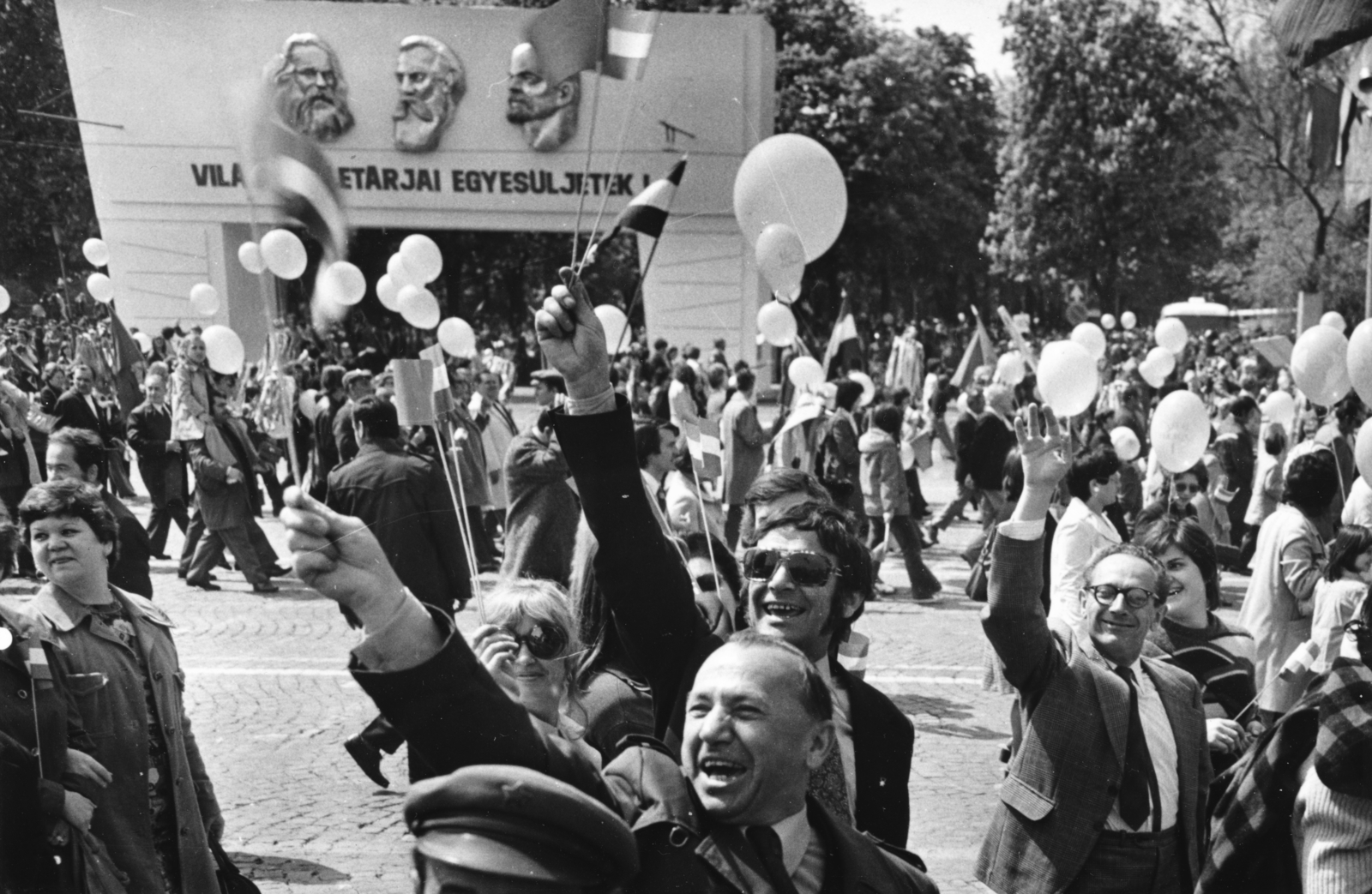 Magyarország, Budapest XIV.,Budapest VII.,Budapest VI., Ötvenhatosok tere (Felvonulási tér), május 1-i felvonulás. Háttérben a Városligeti (Gorkij) fasor torkolata., 1976, Székely Tamás, Budapest, Lenin-ábrázolás, Karl Marx-ábrázolás, Friedrich Engels-ábrázolás, Fortepan #153295