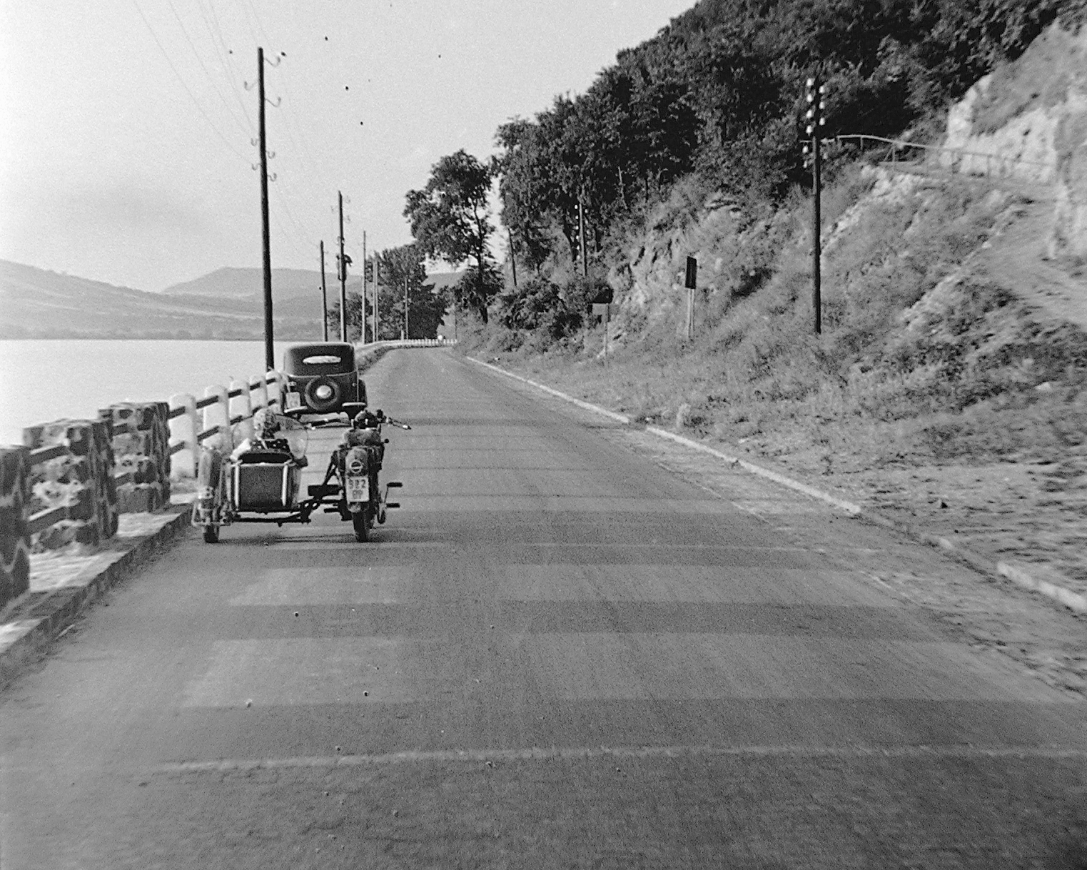 Hungary, Danube Bend, Visegrád, a 11-es országút a visegrádi "kapu"-ból Budapest felé nézve., 1939, Fortepan, AJS-brand, railing, motorcycle with sidecar, shore, automobile, Fortepan #1533