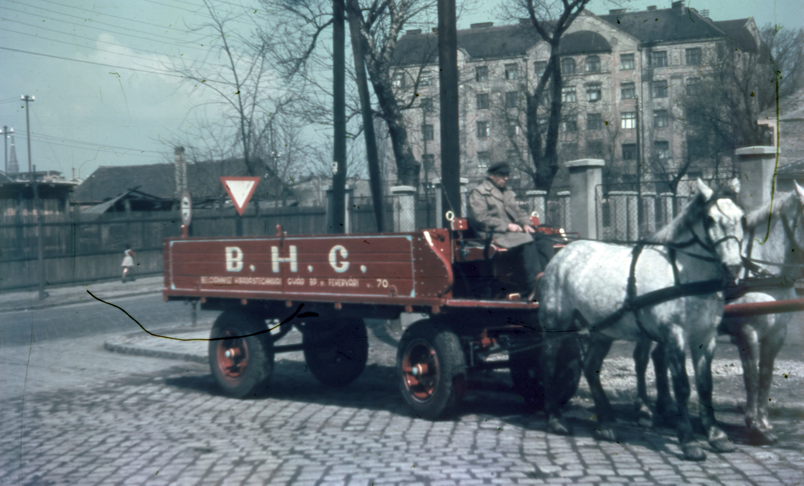 Magyarország, Budapest XIII., Kerekes utca, balra a Szent László út. A háttérben balra a Szegedi út - Szent László út sarkán álló ház., 1951, Miklós Lajos, színes, lovaskocsi, Budapest, BHG, Fortepan #153330