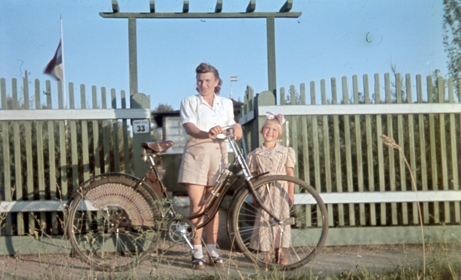 Hungary, Agárd, Vasút utca 33., 1941, Miklós Lajos, bicycle, colorful, Fortepan #153331