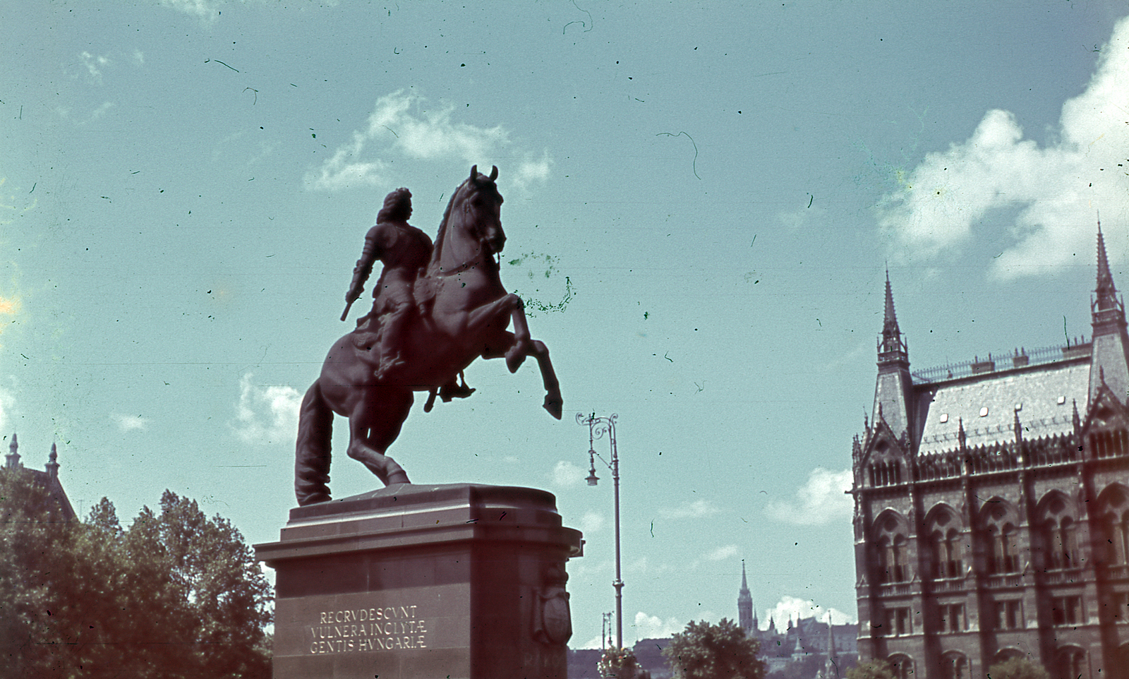 Hungary, Budapest V., Kossuth Lajos tér, II. Rákóczi Ferenc szobor (Pásztor János, 1937.), jobbra a Parlament., 1941, Miklós Lajos, colorful, horse sculpture, Budapest, Francis Rákóczi-portrayal, Fortepan #153336