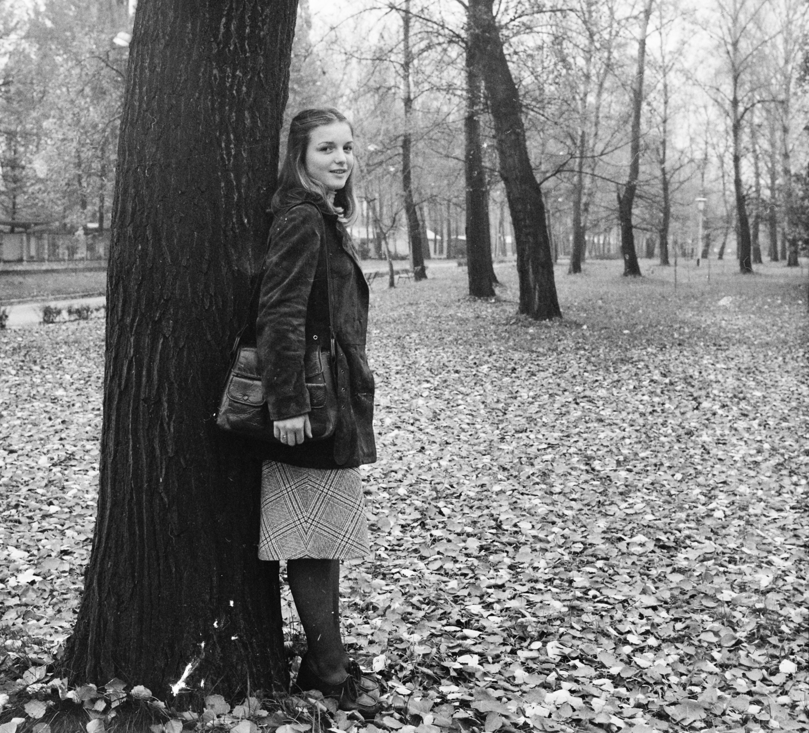 Hungary, Budapest III., Szentendrei út 189., Római Kemping területe., 1978, MHSZ, autumn, woman, fallen leaves, Budapest, Fortepan #15338