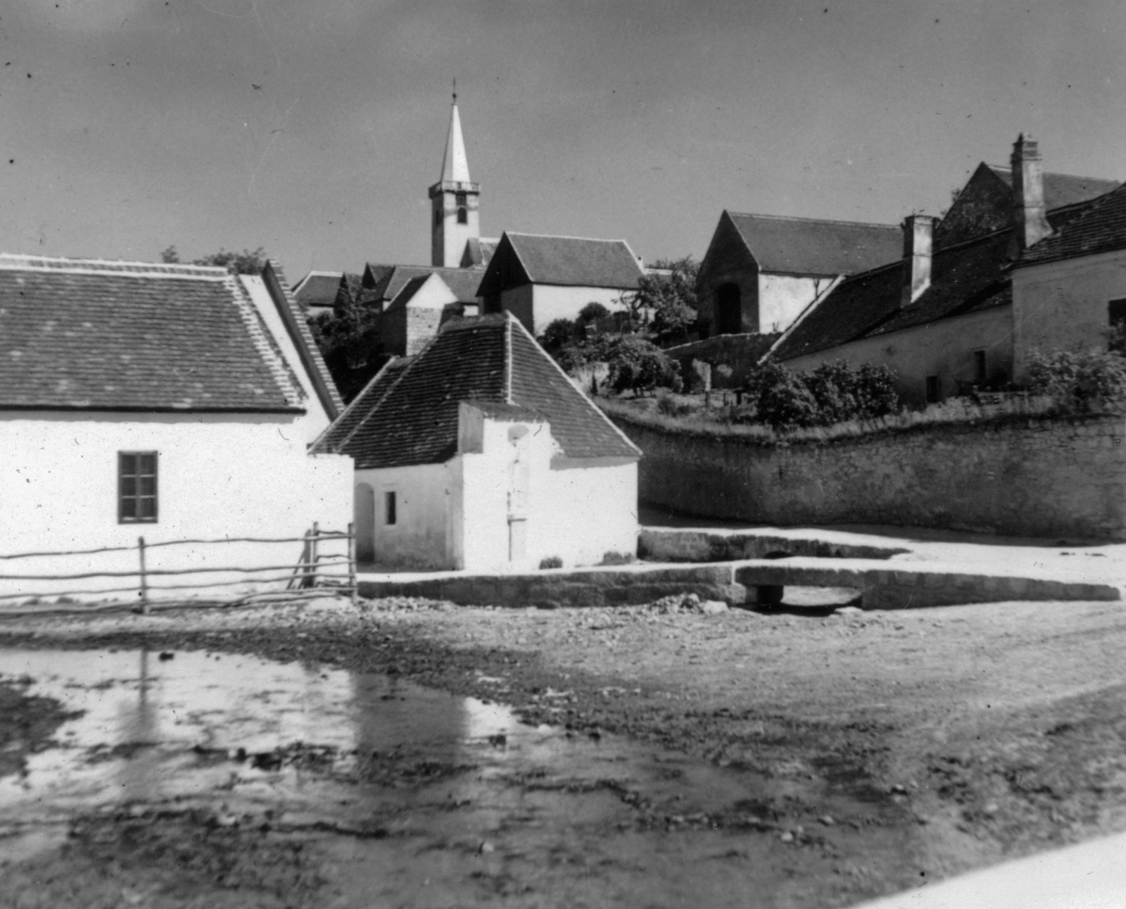 Hungary, Fertőrákos, szemben középen a sarokház szorfülkéjében Nepomuki Szent János szobra (1731), jobbra a Patak soron a Püspöki Kastélyt határoló fal mögött az egykori püspöki vízimalom. A háttérben fent az Urunk Mennybemenetele-templom., 1973, Lengyel Tünde, Fortepan #153388