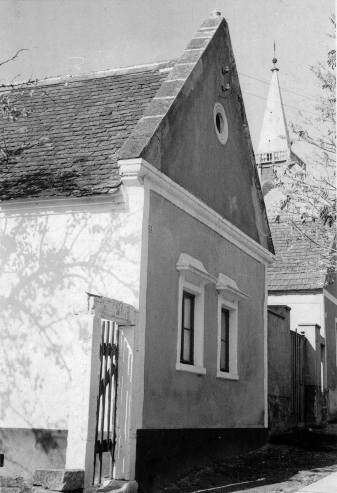 Magyarország, Fertőrákos, Fő utca 129.számú ház, háttérben az Urunk Mennybemenetele templom., 1973, Lengyel Tünde, Fortepan #153397