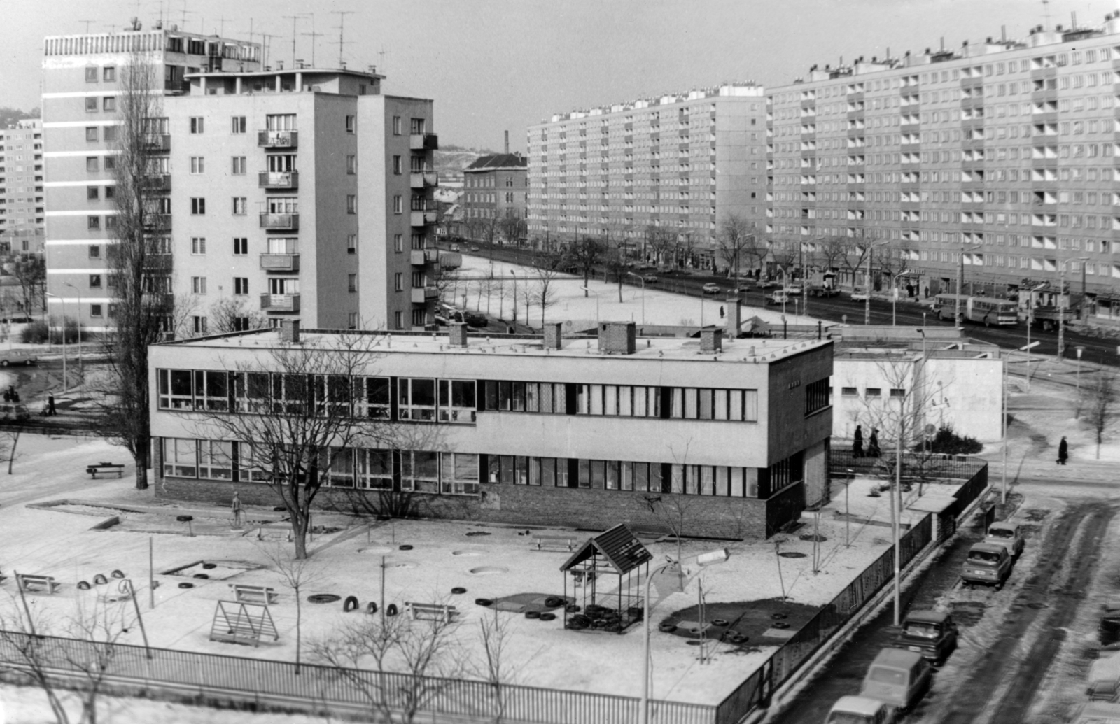 Magyarország, Óbuda, Budapest III., kilátás a Szőlő utcai sávház (Faluház) Solymár utcai oldala felől a Vörösvári út felé, előtérben a mai Szín-Kör-Játék Óvoda., 1979, Előd Erika, Budapest, Fortepan #153427