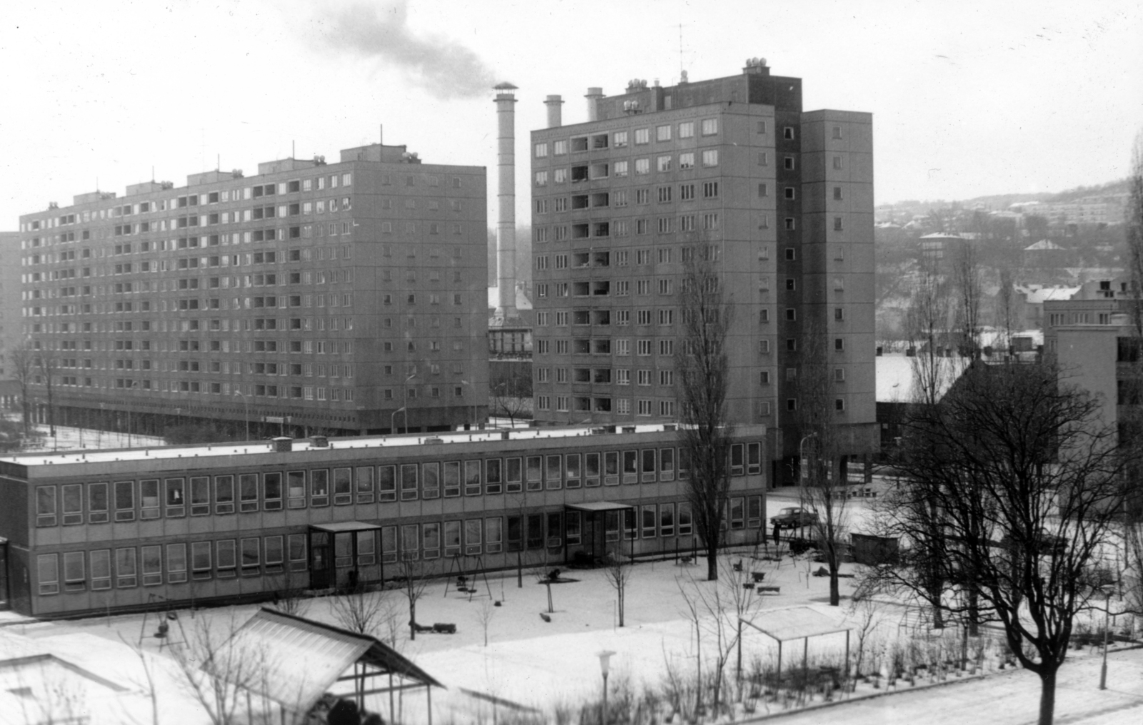 Magyarország, Óbuda, Budapest III., kilátás a Szőlő utcai sávház (Faluház) Solymár utcai oldala felől a Zápor utca és a Kiscelli utca felé, előtérben a mai Don Bosco Nővérek Szent Család Óvodája., 1979, Előd Erika, Budapest, Fortepan #153429