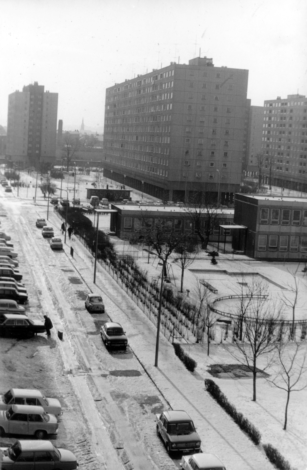 Magyarország, Óbuda, Budapest III., kilátás a Szőlő utcai sávház (Faluház) Solymár utcai oldala felől a Föld utca felé, előtérben az óvoda és a bölcsőde épülete. Távolabb balra a Kiscelli utcánál álló ház látszik., 1979, Előd Erika, Budapest, Fortepan #153431