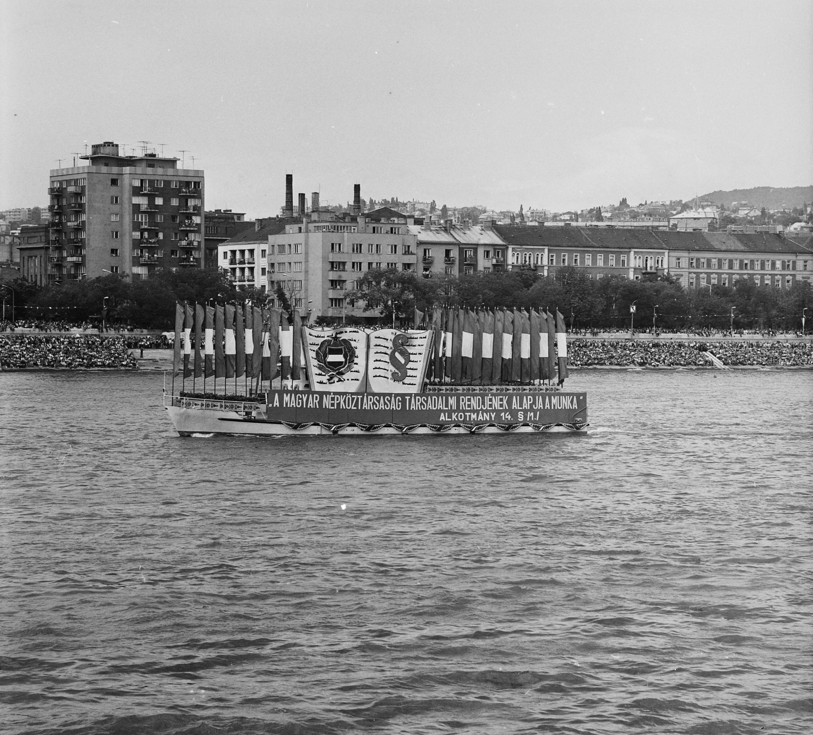 Magyarország, Budapest II., Bem rakparti házak, a Vitéz utca torkolata. Augusztus 20-i víziparádé., 1978, MHSZ, hajó, zászló, augusztus 20, jelmondat, Budapest, Kádár címer, pódiumautó, Fortepan #15344
