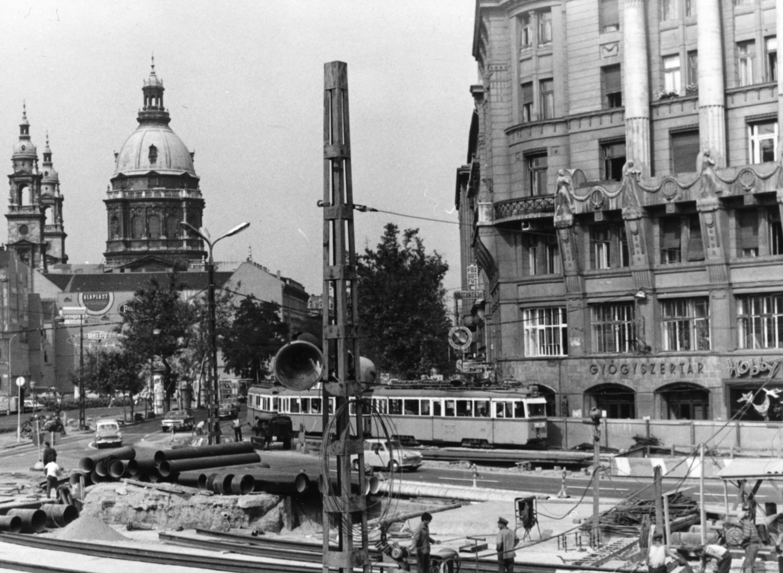 Hungary, Budapest V.,Budapest VI., a Bajcsy-Zsilinszky út a Deák Ferenc tér felől nézve, balra a Szent István-bazilika, jobbra az Anker-ház., 1971, Giltán Tivadar, Budapest, Fortepan #153441