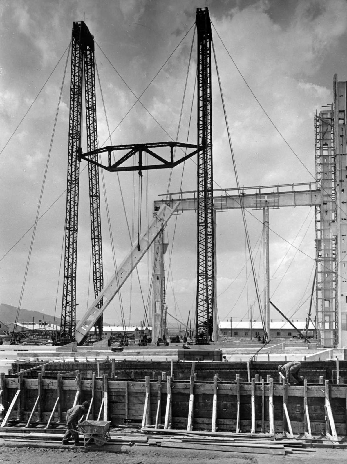 Hungary, Berente, a Borsodi Hőerőmű építkezése, a kazánház és a turbinacsarnok építése., 1952, Ivánkay Kálmán, construction, power station, Fortepan #153490