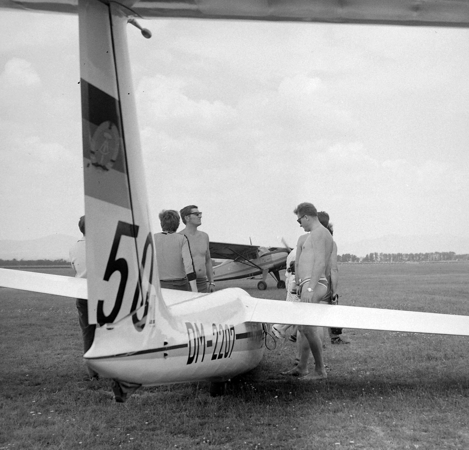 Hungary, Dunakeszi, repülőtér, SZD-24 Foka vitorlázó repülőgép, háttérben egy PZL-101 Gawron repülőgép., 1971, MHSZ, airplane, GDR, airport, Polish brand, sailplane, registration mark, Fortepan #15350