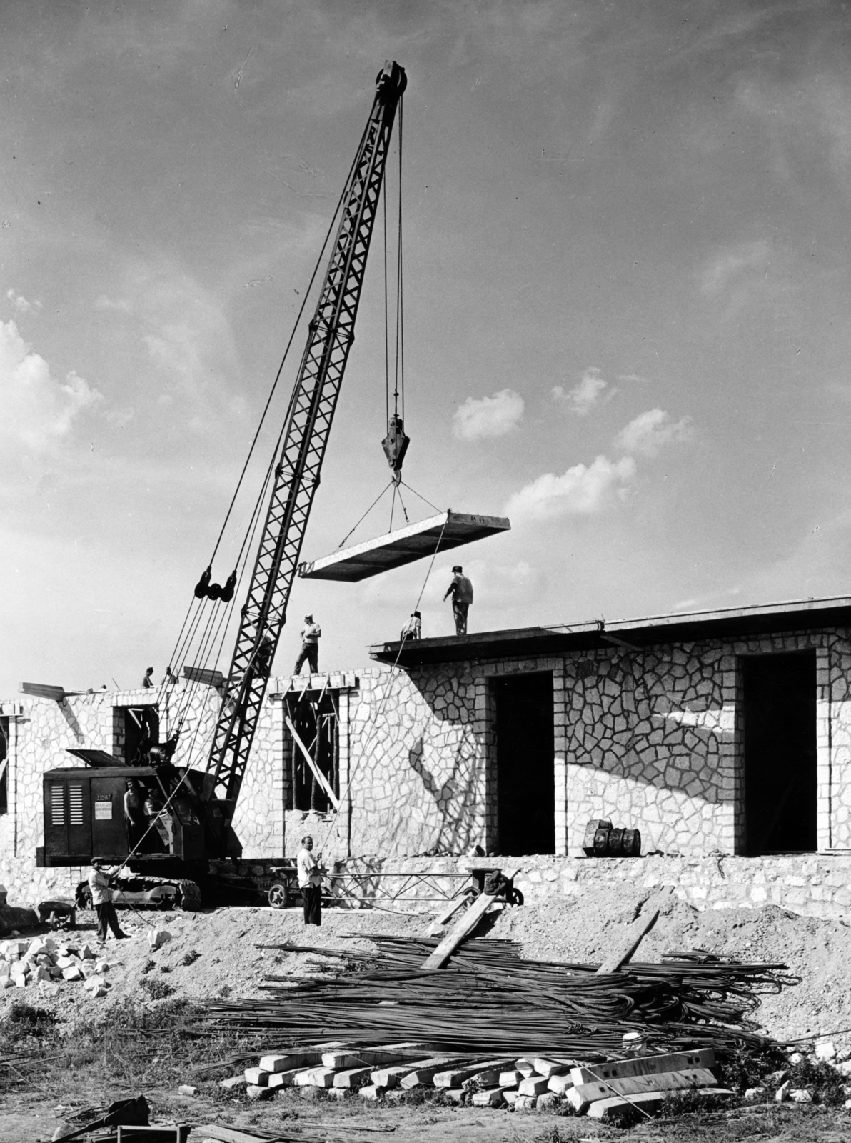 Hungary, Berente, a Borsodi Hőerőmű építkezése, előregyártott födémelem beemelése., 1953, Ivánkay Kálmán, construction, crane, track, Fortepan #153500