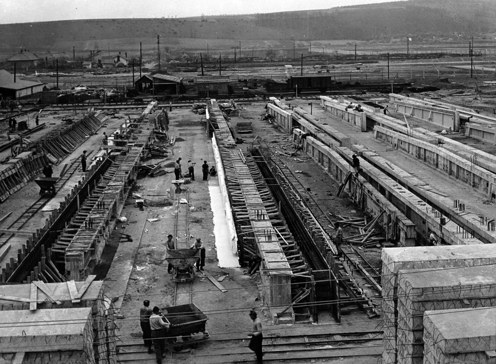 Hungary, Berente, a Borsodi Hőerőmű építkezése, födémgerendák helyszíni gyártása., 1952, Ivánkay Kálmán, construction, power station, railway cart, beam, Fortepan #153502