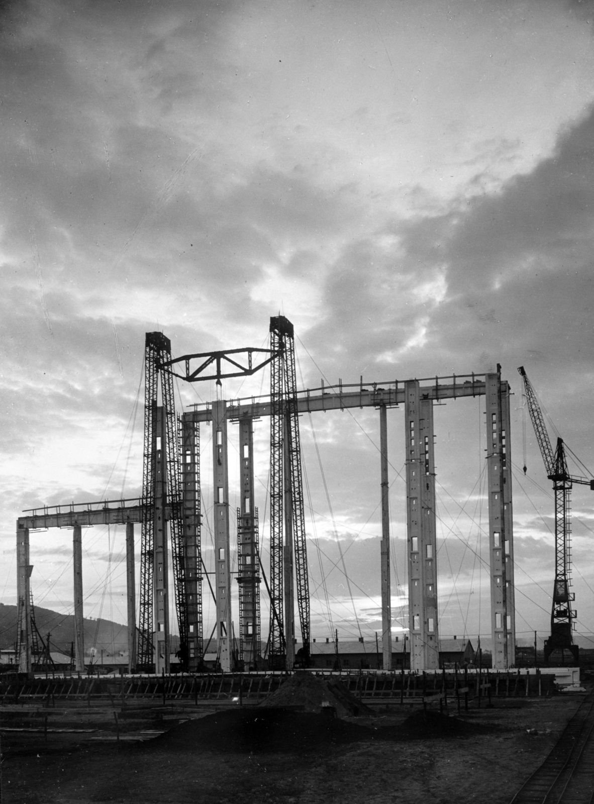 Hungary, Berente, a Borsodi Hőerőmű építkezése, a kazánház és a turbinacsarnok építése., 1952, Ivánkay Kálmán, construction, power station, Fortepan #153506