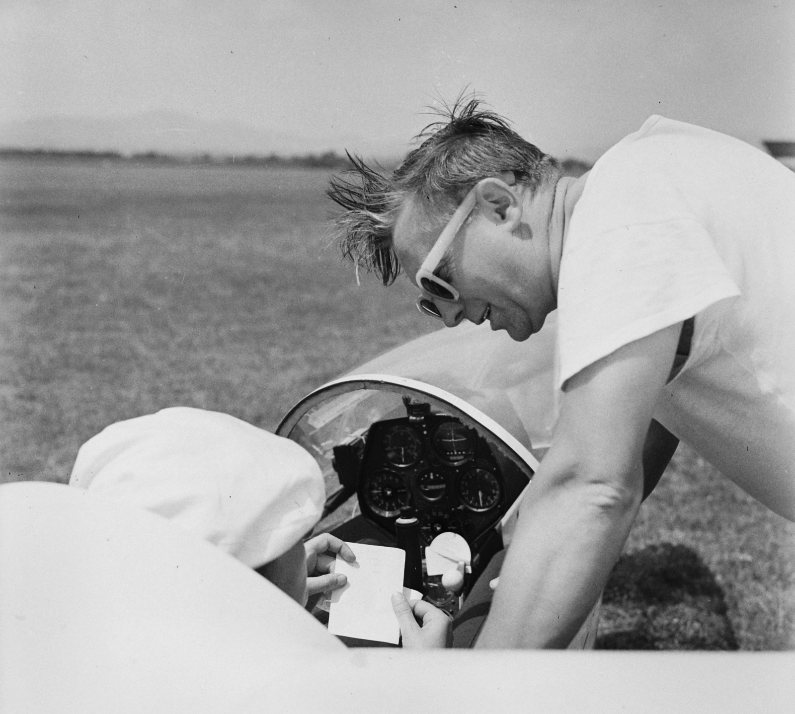 Hungary, Dunakeszi, repülőtér, SZD-32A Foka 5 vitorlázó repülőgép., 1971, MHSZ, pilot, airplane, airport, Polish brand, sailplane, Fortepan #15351