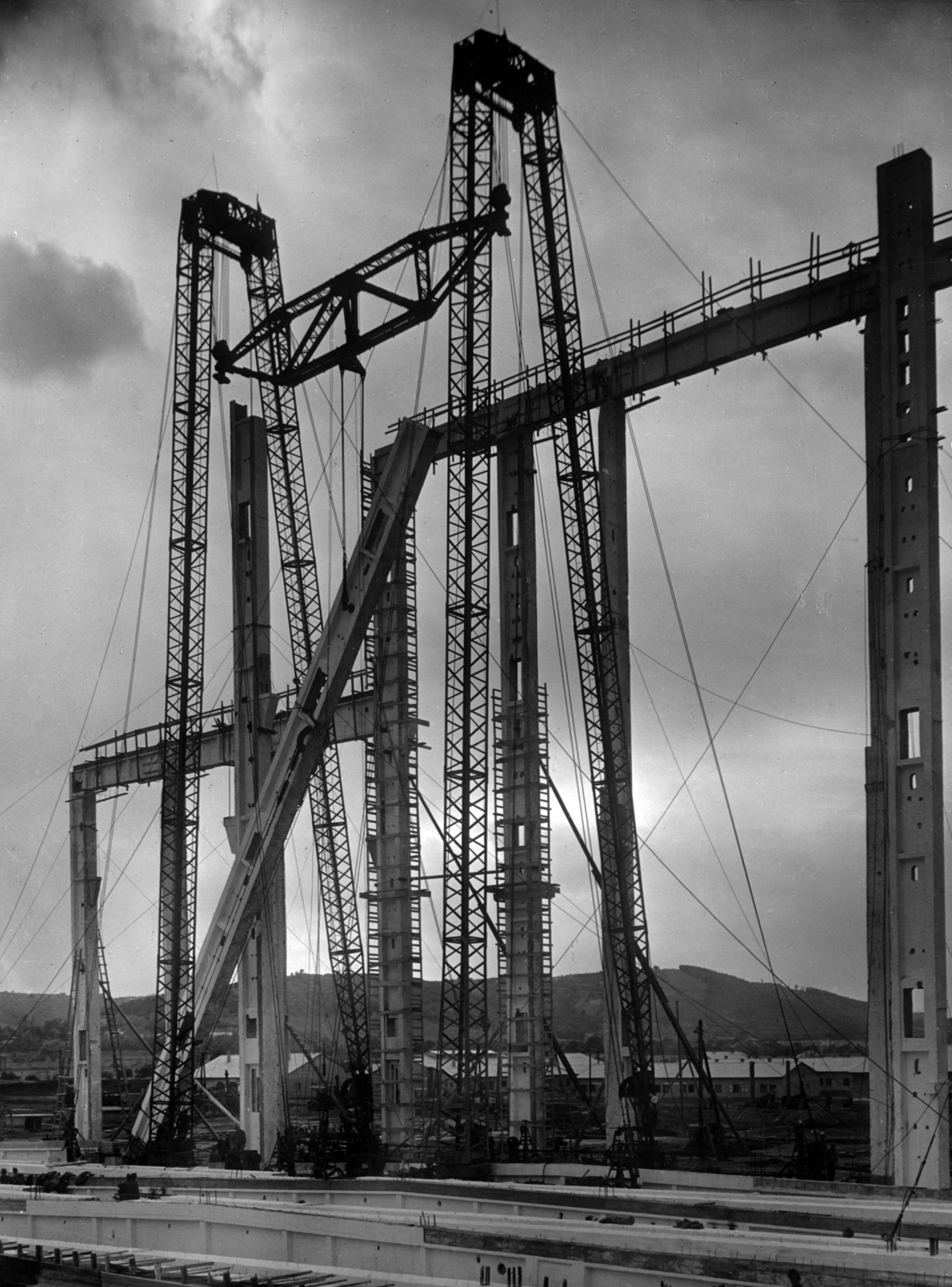 Hungary, Berente, a Borsodi Hőerőmű építkezése, a helyszínen előregyártott, vasbeton tartóoszlop felállítása a kazánház és a turbinacsarnok építésekor., 1952, Ivánkay Kálmán, construction, rf-concrete, power station, Fortepan #153516