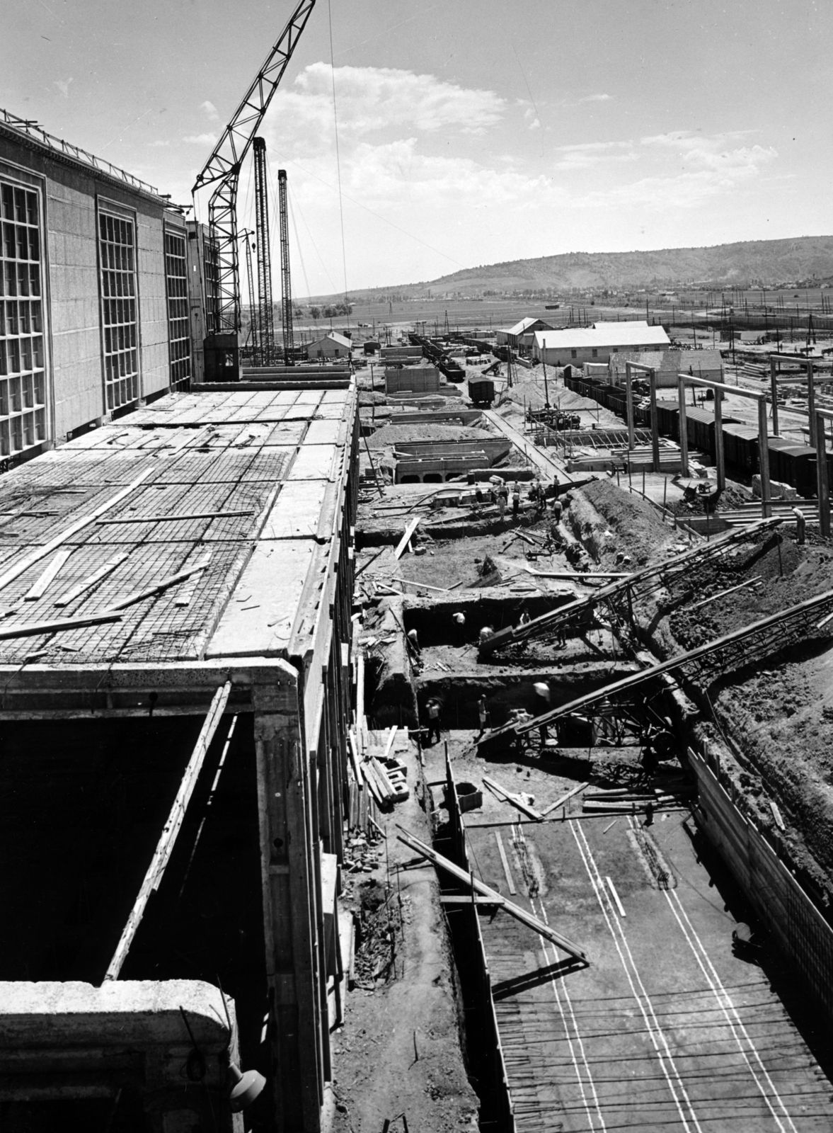 Hungary, Berente, (ekkor Kazincbarcikához tartozott), a Borsodi Hőerőmű építkezése, a kazánház és a turbinacsarnok építése., 1955, Ivánkay Kálmán, construction, power station, Fortepan #153519