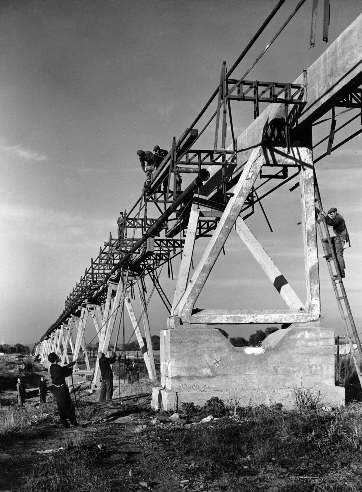 Hungary, Berente, (ekkor Kazincbarcikához tartozott), a Borsodi Hőerőmű építkezése, távvezeték tartószerkezetének szerelése., 1954, Ivánkay Kálmán, assembly, construction, power line, Fortepan #153520