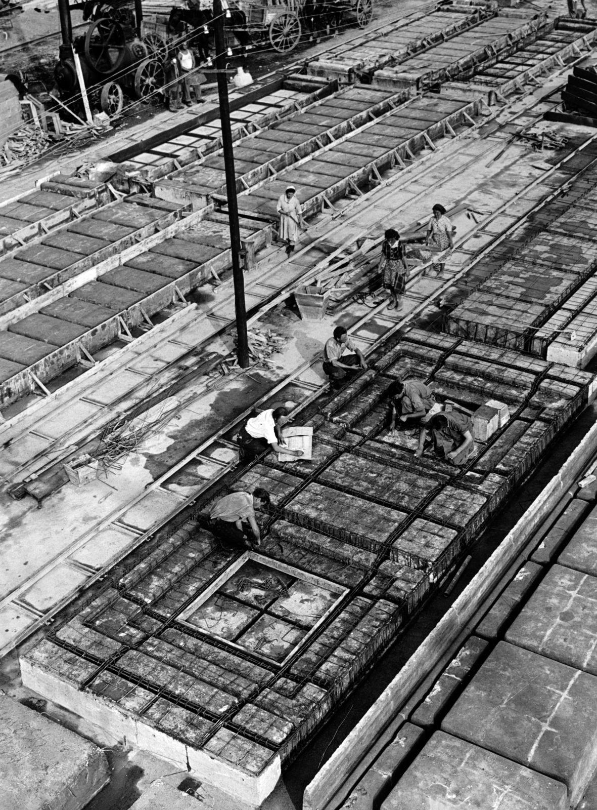Hungary, Berente, a Borsodi Hőerőmű építkezése, vasbeton ellemek helyszíni előregyártása., 1952, Ivánkay Kálmán, construction, rf-concrete, power station, Fortepan #153521