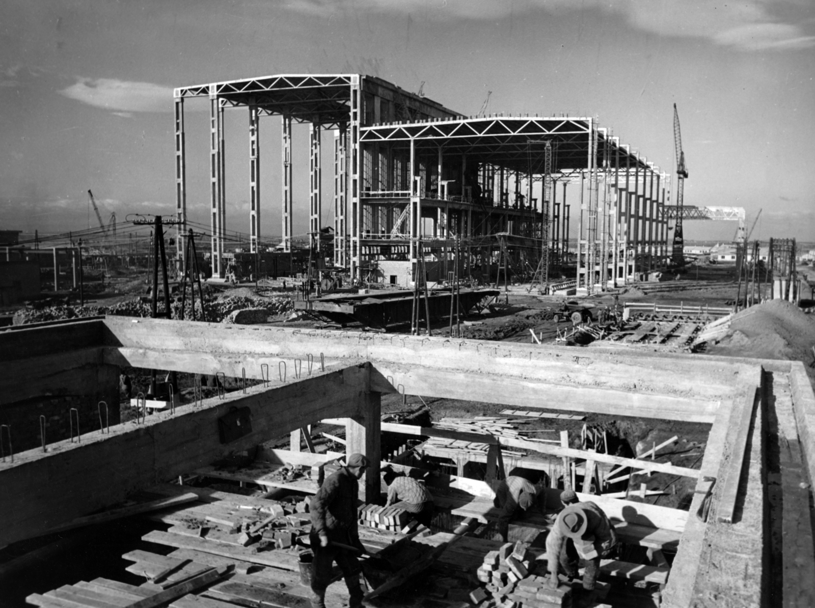 Hungary, Tiszapalkonya, a felvétel a Tiszapalkonyai Hőerőmű építésekor készült. A kazánház és a turbinacsarnok építése., 1954, Ivánkay Kálmán, construction, boiler house, Fortepan #153529