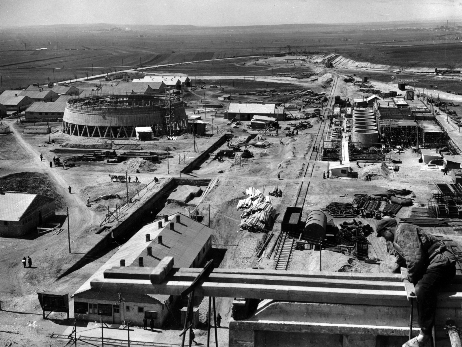 Hungary, Várpalota, Inota, a November 7. hőerőmű építkezése, balra az épülő Heller-Forgó-féle hűtőtorony., 1951, Ivánkay Kálmán, cooling tower, construction, Fortepan #153531
