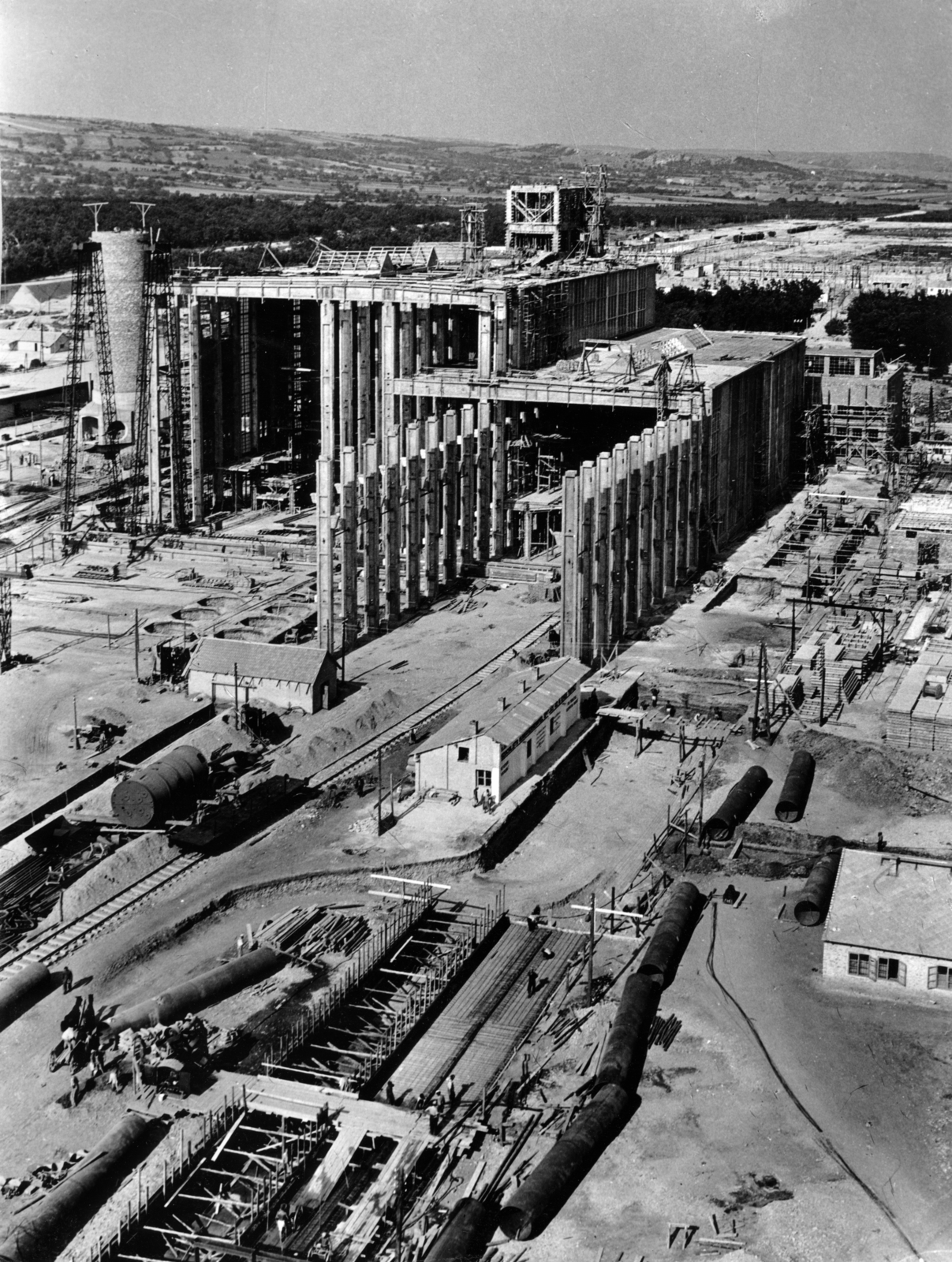 Magyarország, Várpalota, Inota, November 7. hőerőmű építkezése. Kémény, kazánház és a turbinacsarnok építése., 1953, Ivánkay Kálmán, építkezés, erőmű, kazánház, Fortepan #153545