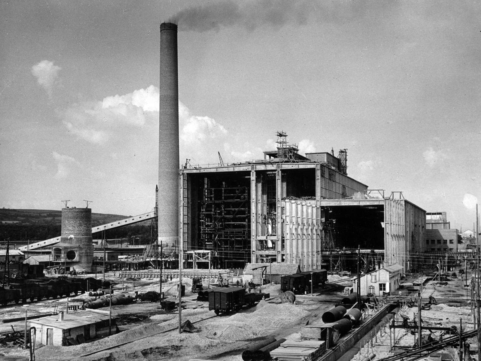 Magyarország, Várpalota, Inota, November 7. hőerőmű építkezése. Kémény, kazánház és a turbinacsarnok építése., 1953, Ivánkay Kálmán, építkezés, erőmű, kémény, Fortepan #153548