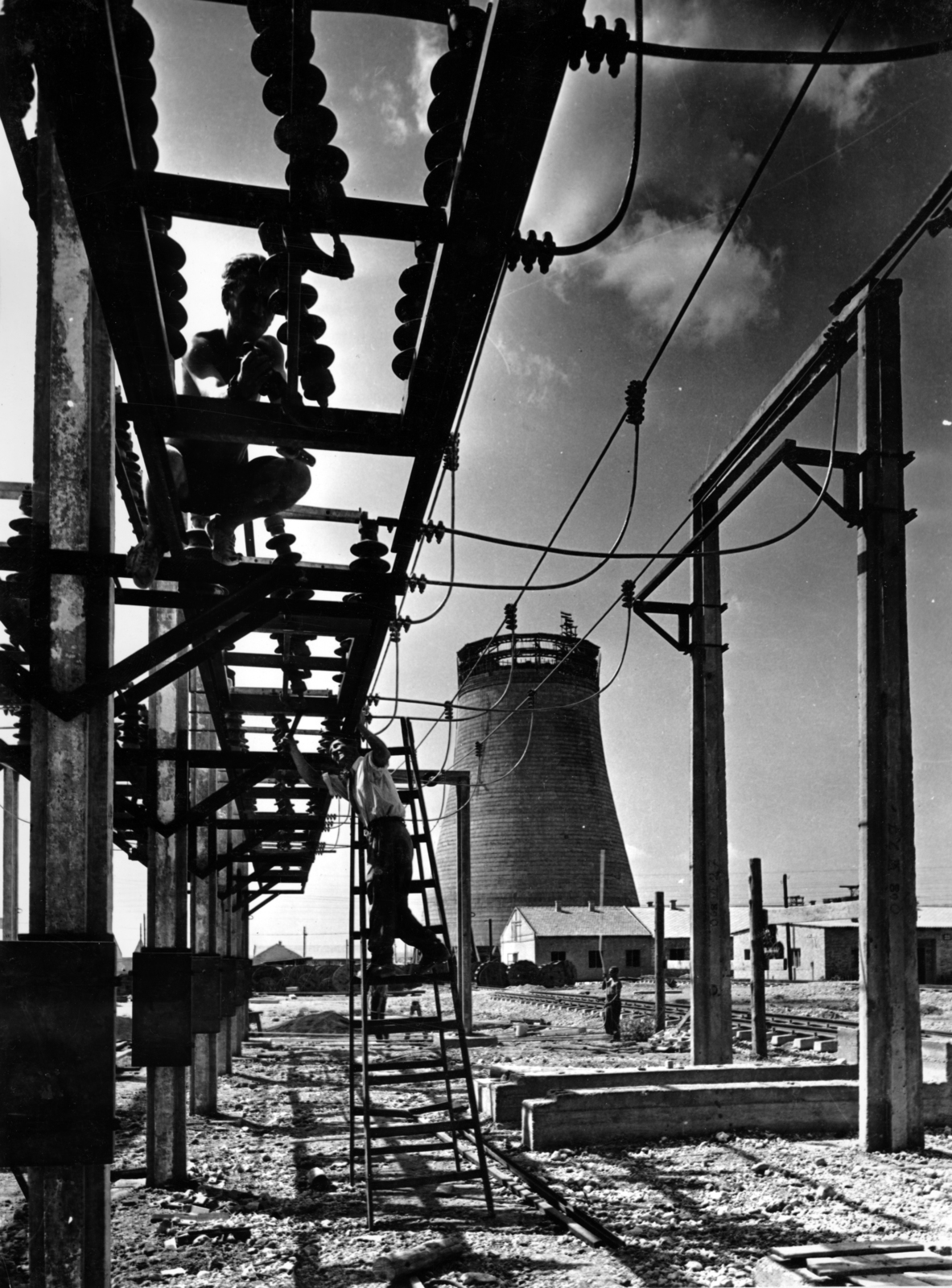 Hungary, Várpalota, Inota, a November 7. hőerőmű építkezése., 1951, Ivánkay Kálmán, cooling tower, construction, power station, porcelain insulators, Fortepan #153554