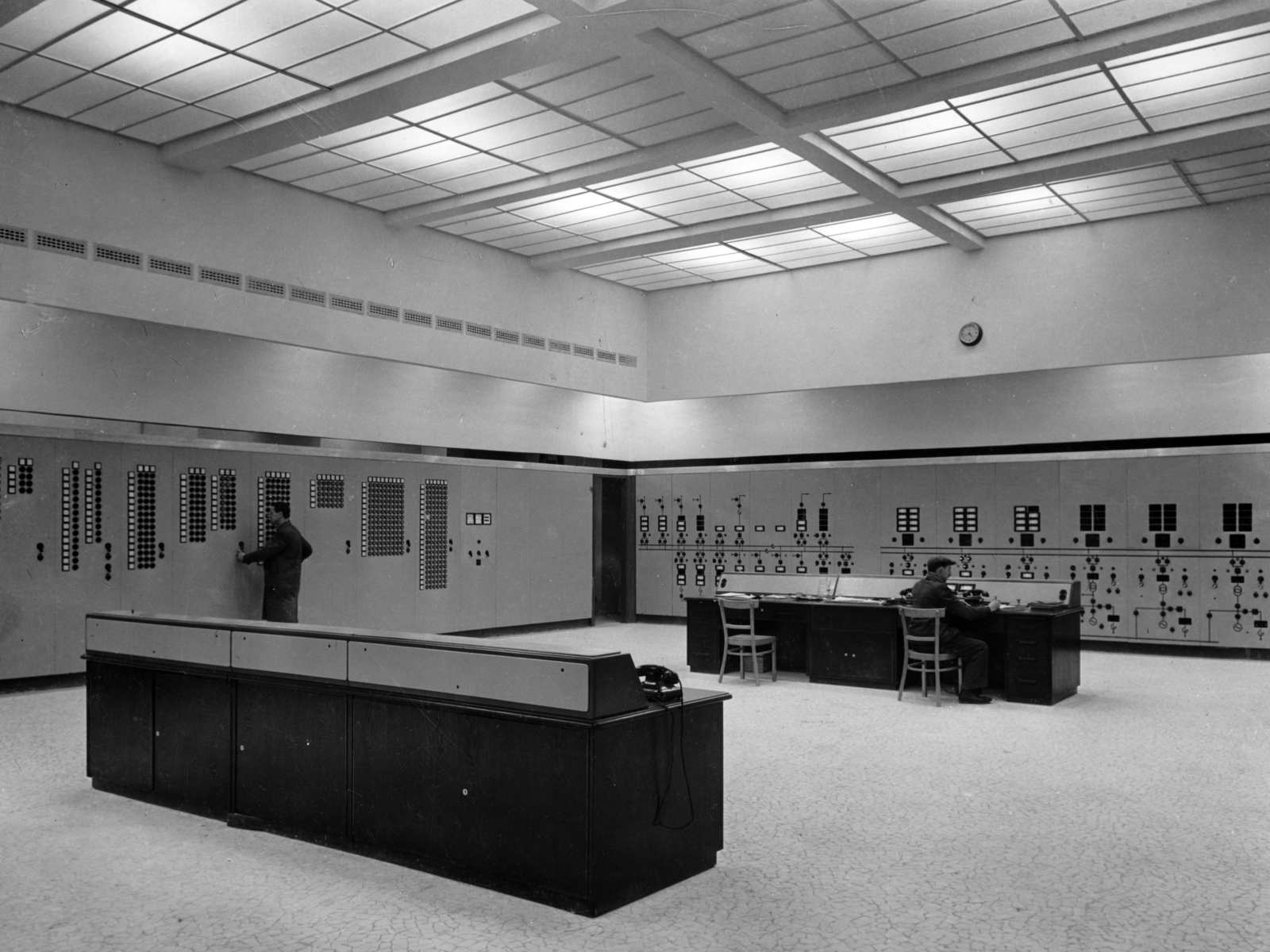 Hungary, Várpalota, Inota, a November 7. hőerőmű vezérlőterme., 1951, Ivánkay Kálmán, control room, power station, skylight, Fortepan #153555
